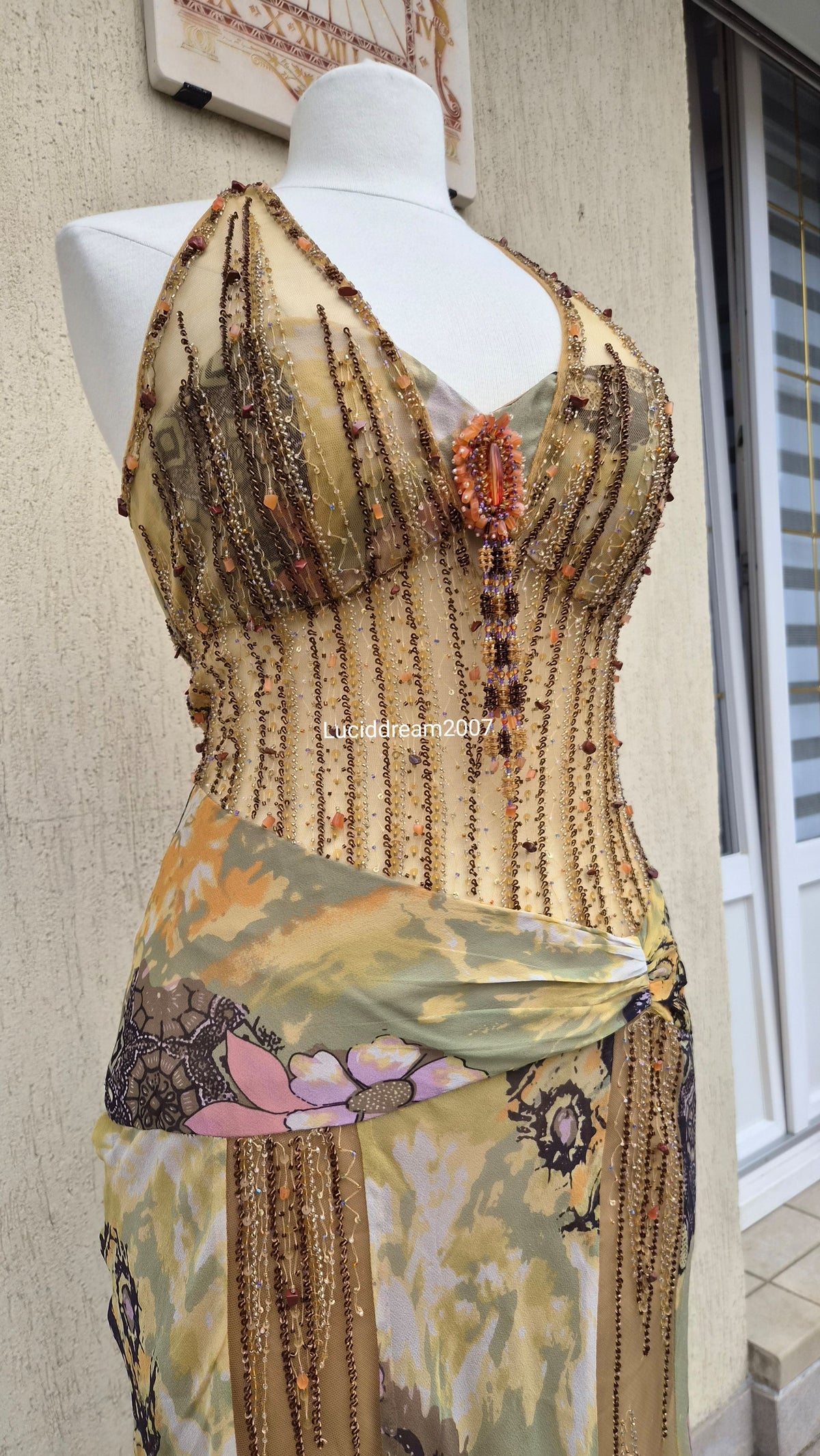 Robe en soie brodée tons beige