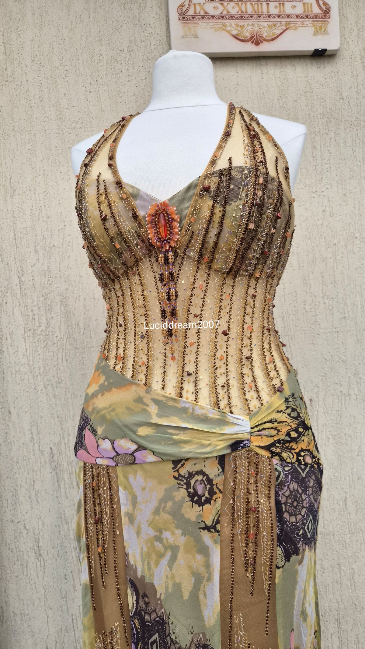 Robe en soie brodée tons beige