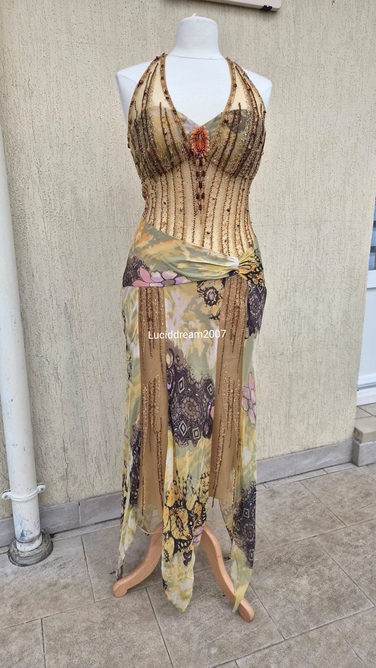 Robe en soie brodée tons beige