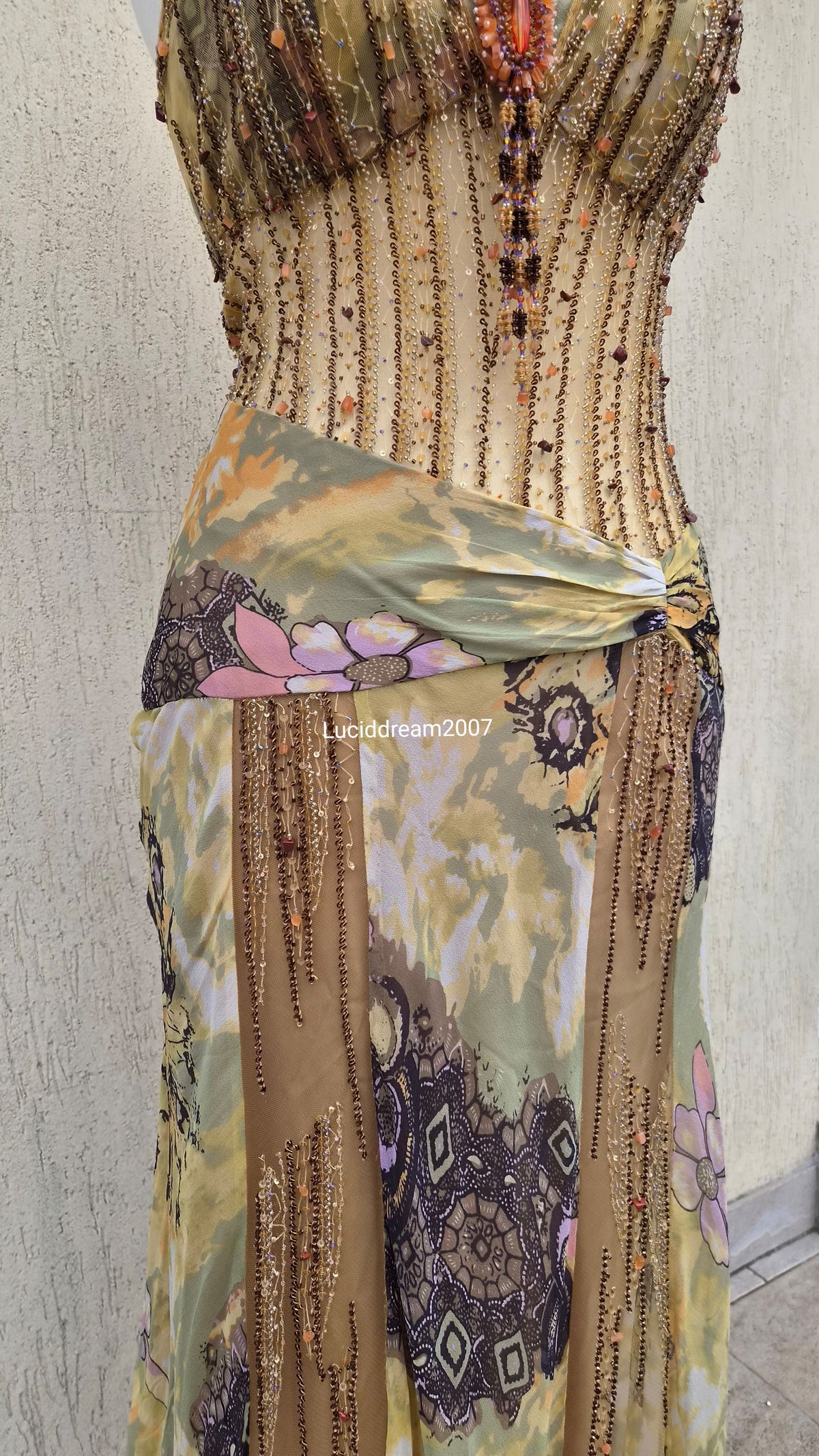 Robe en soie brodée tons beige