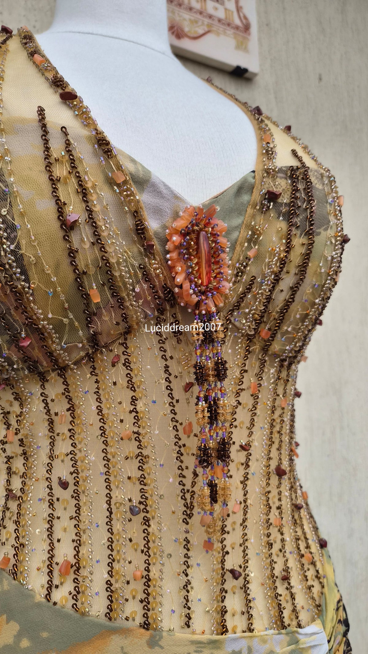 Robe en soie brodée tons beige