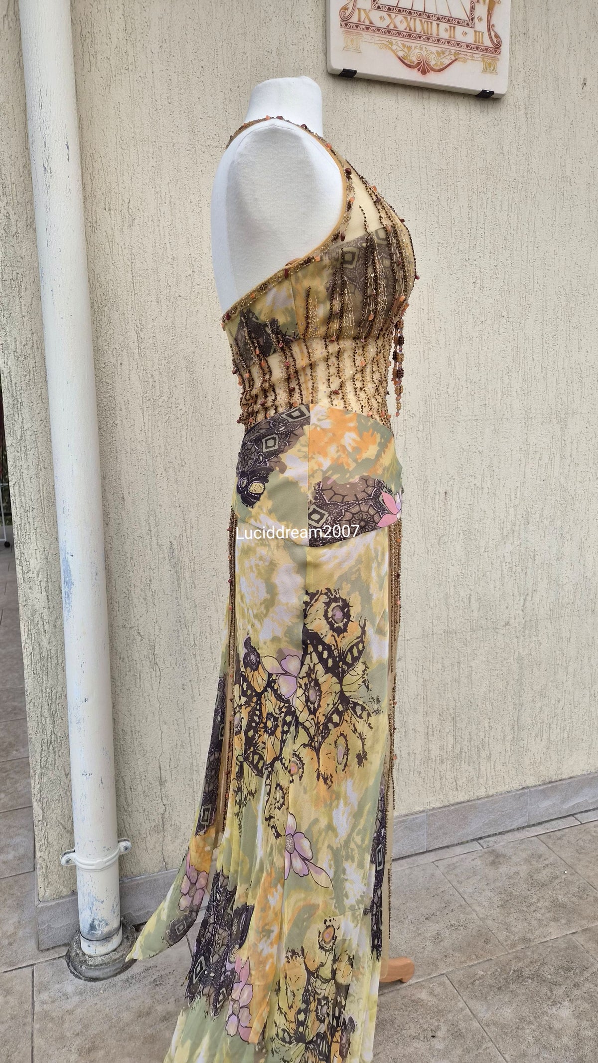 Robe en soie brodée tons beige