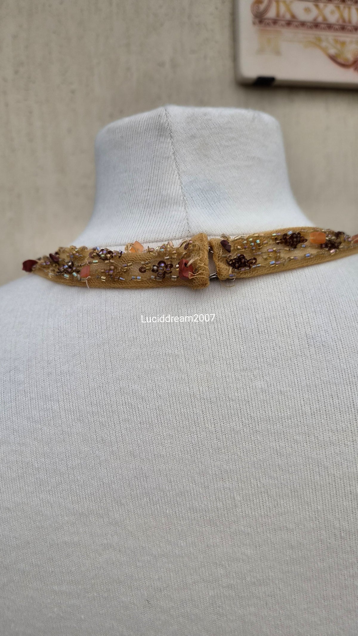 Robe en soie brodée tons beige