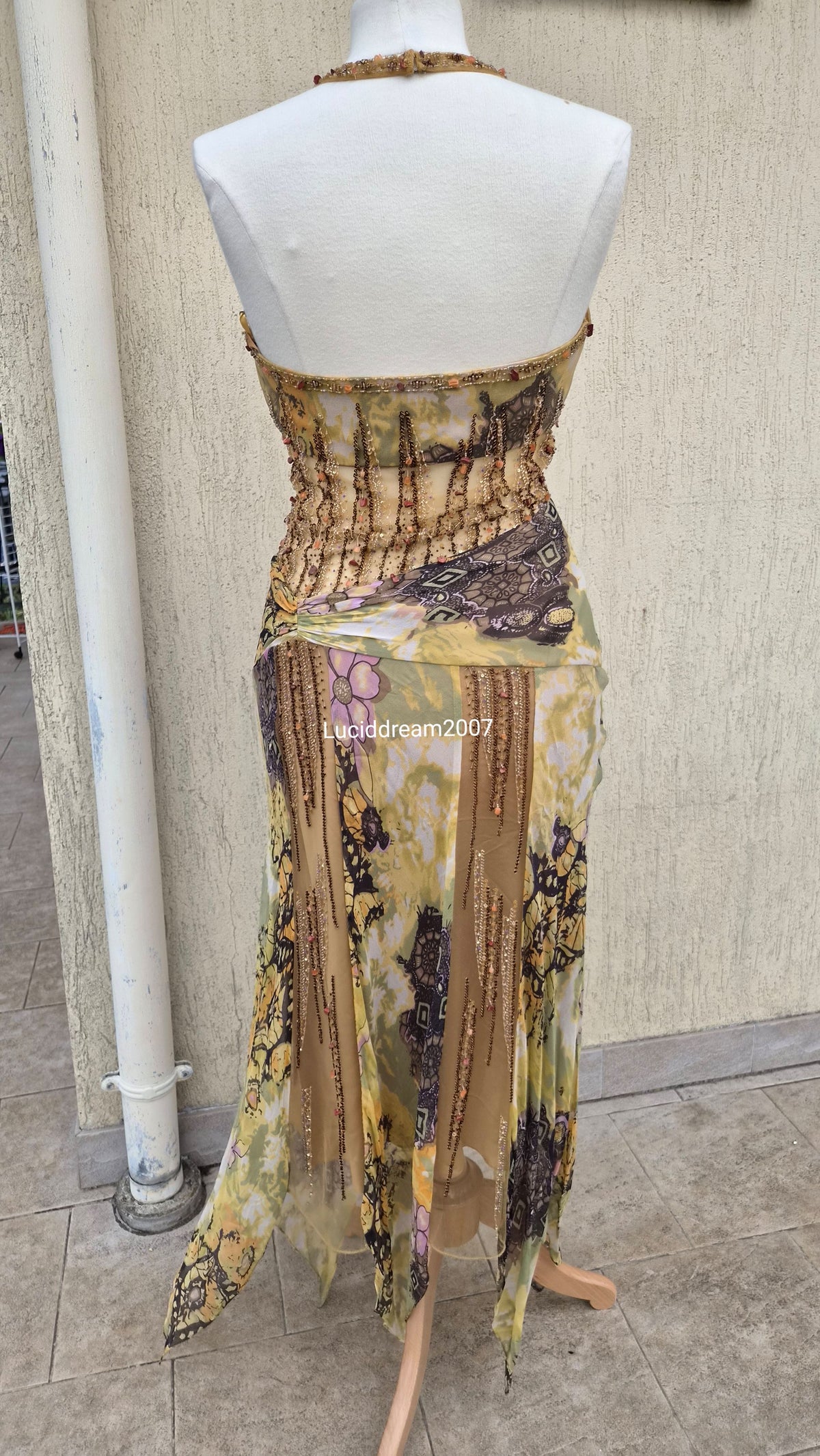 Robe en soie brodée tons beige