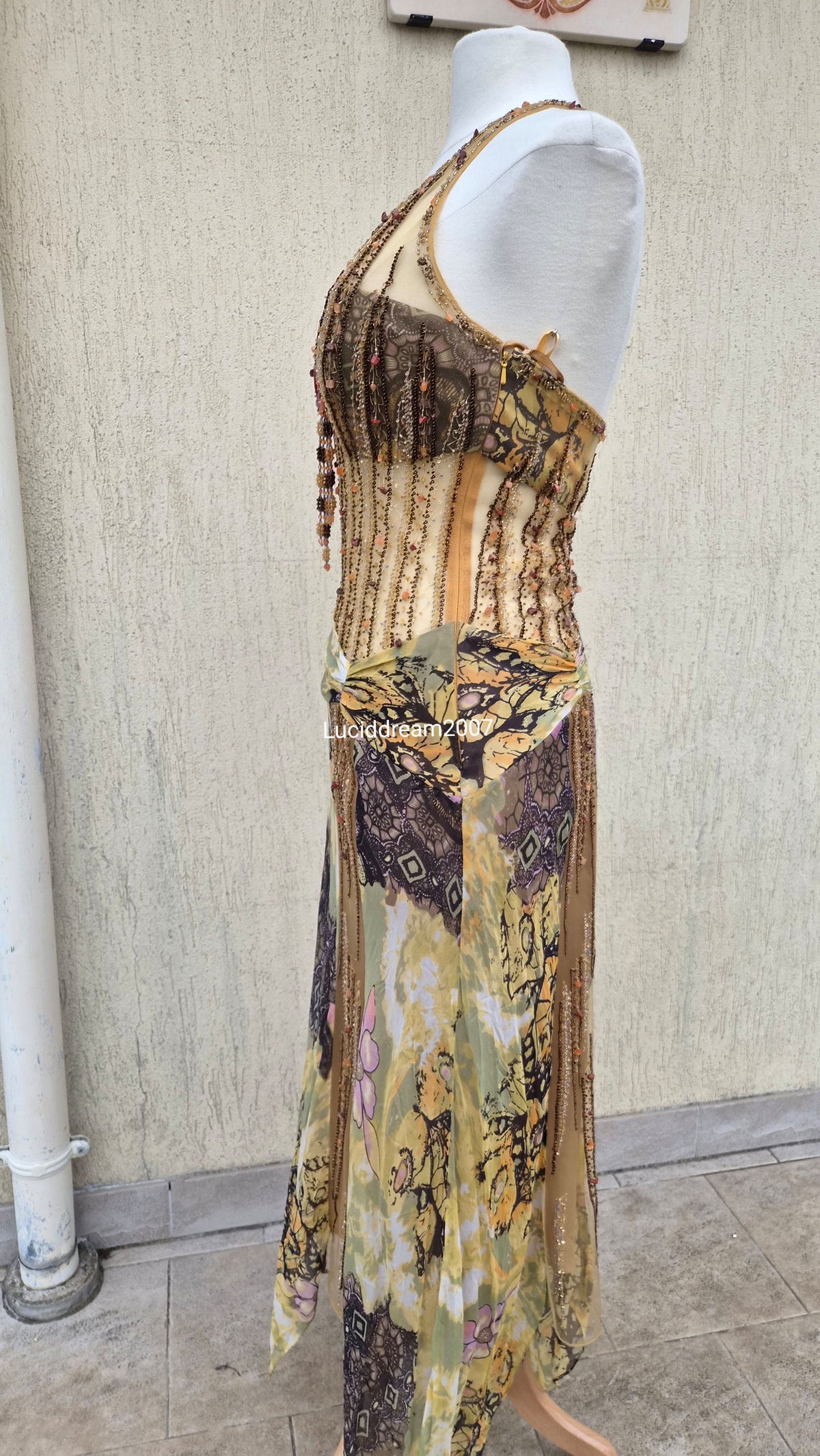 Robe en soie brodée tons beige