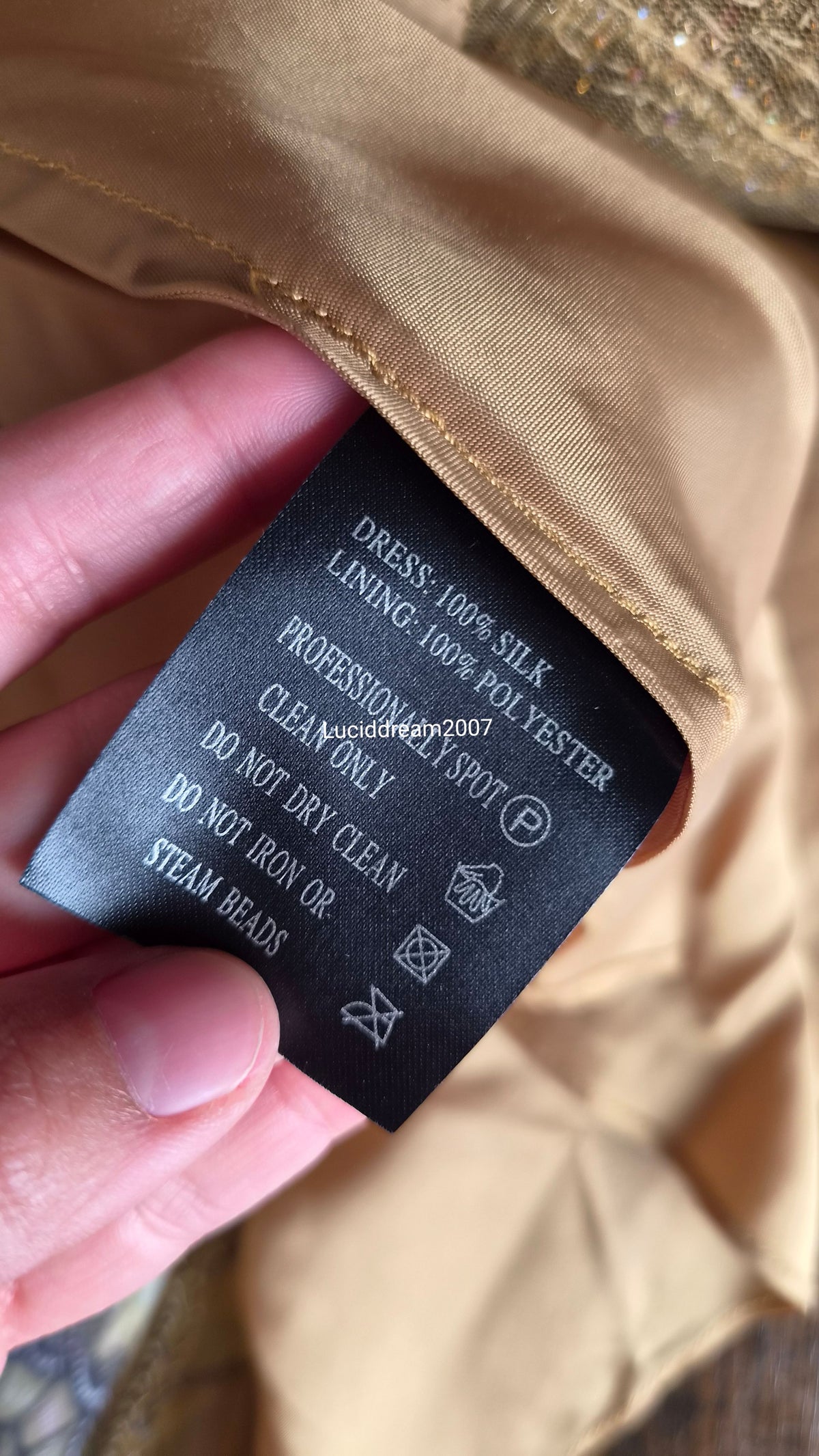 Robe en soie brodée tons beige