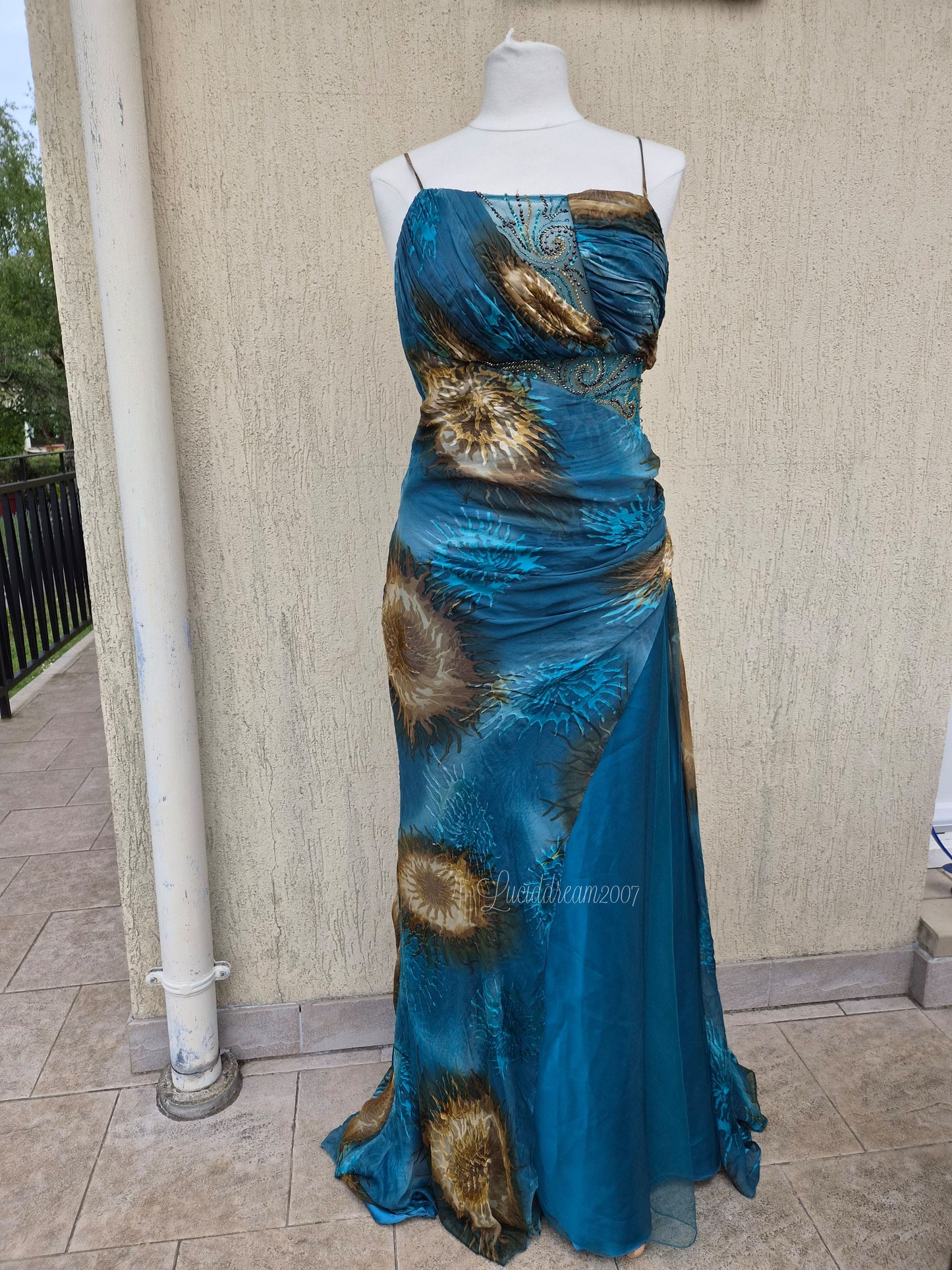 Robe de soirée bleue en soie brodée