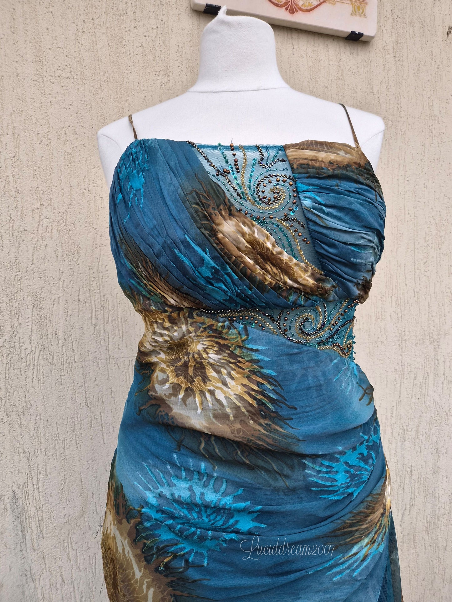 Robe de soirée bleue en soie brodée