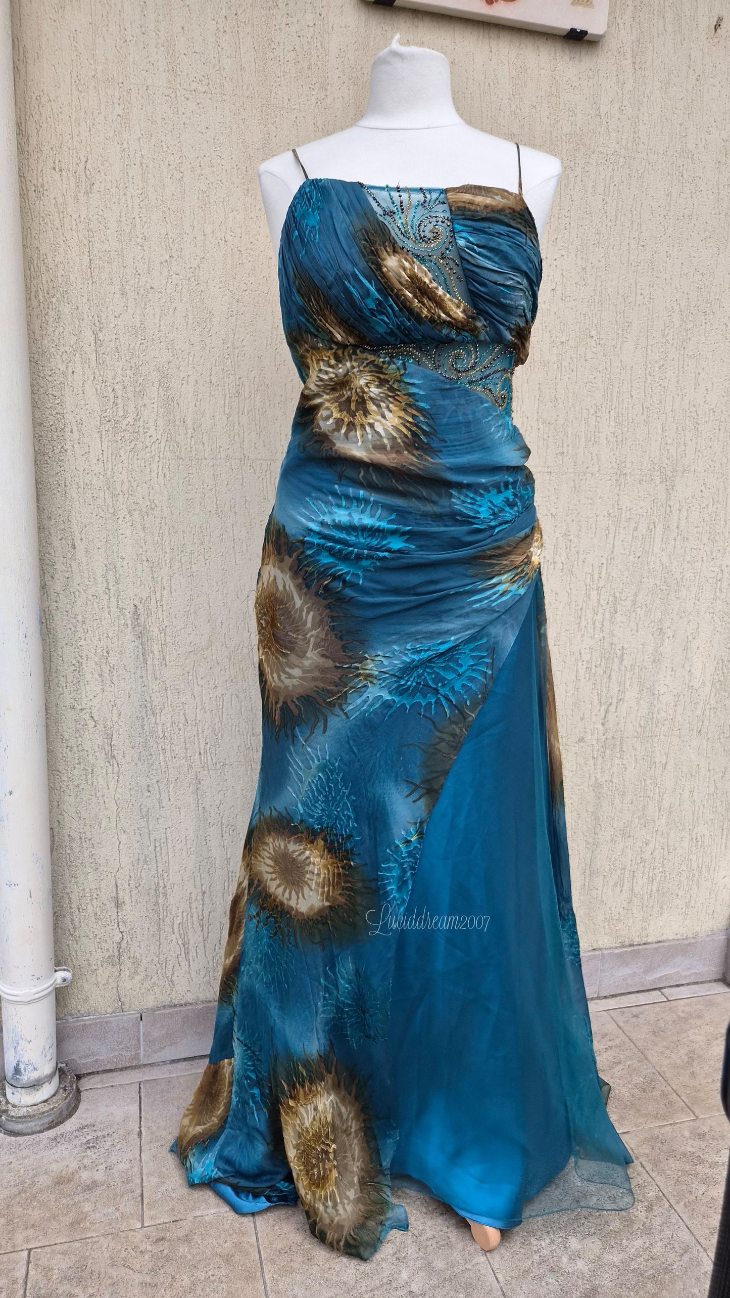 Robe de soirée bleue en soie brodée