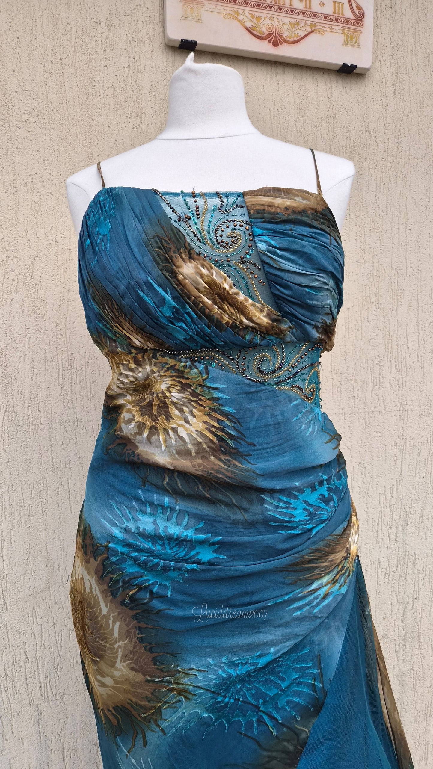 Robe de soirée bleue en soie brodée