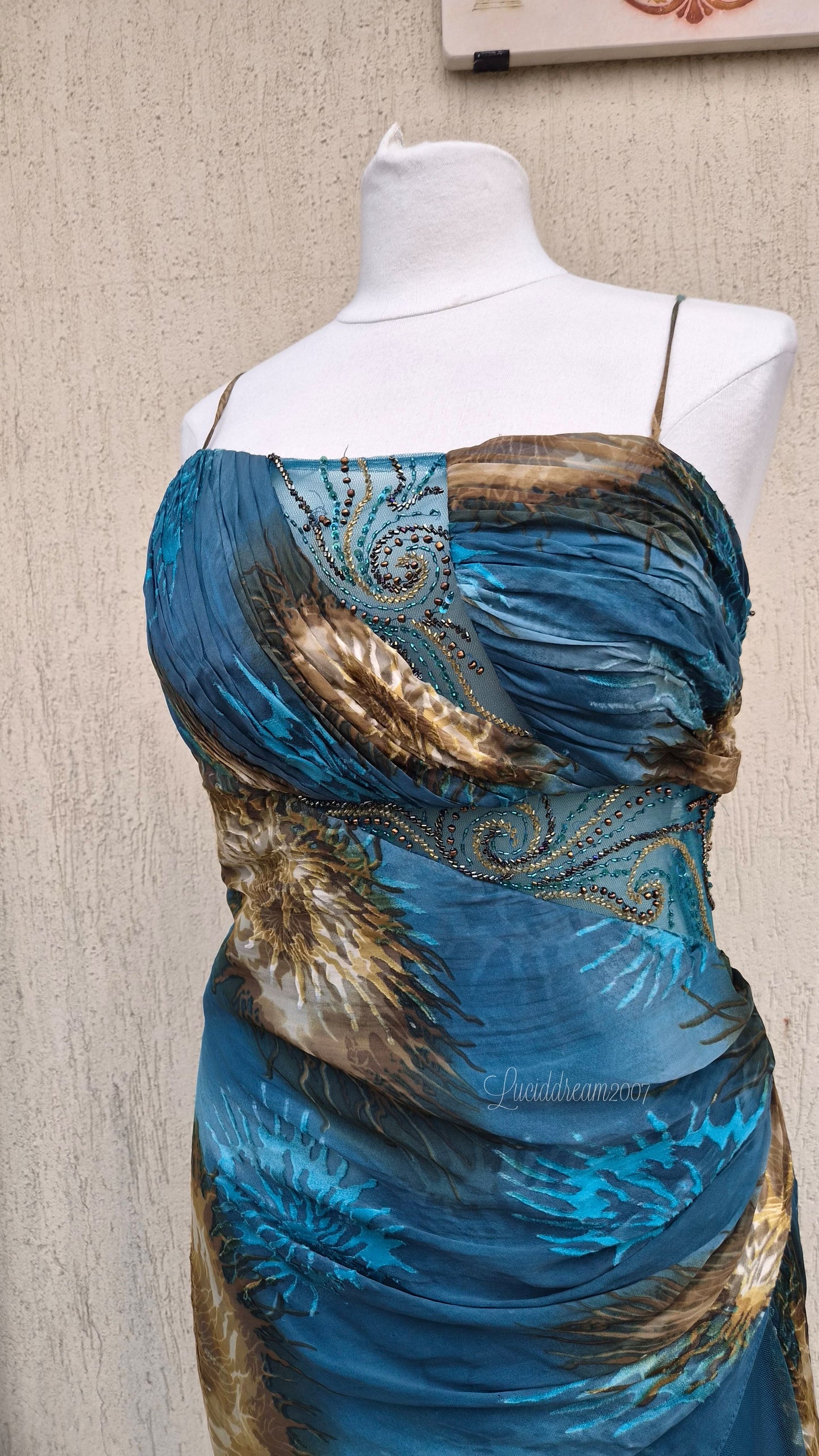 Robe de soirée bleue en soie brodée