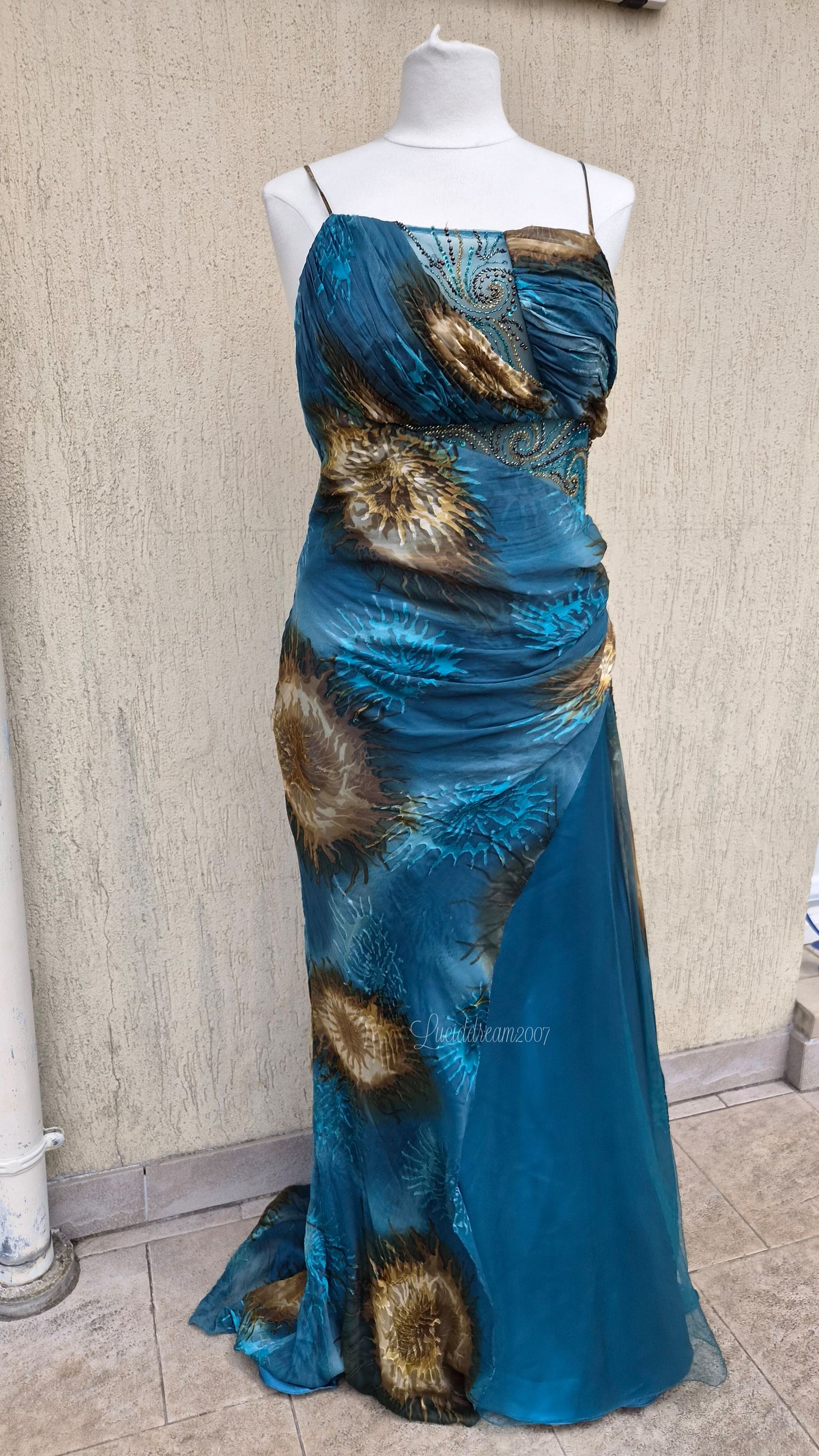 Robe de soirée bleue en soie brodée