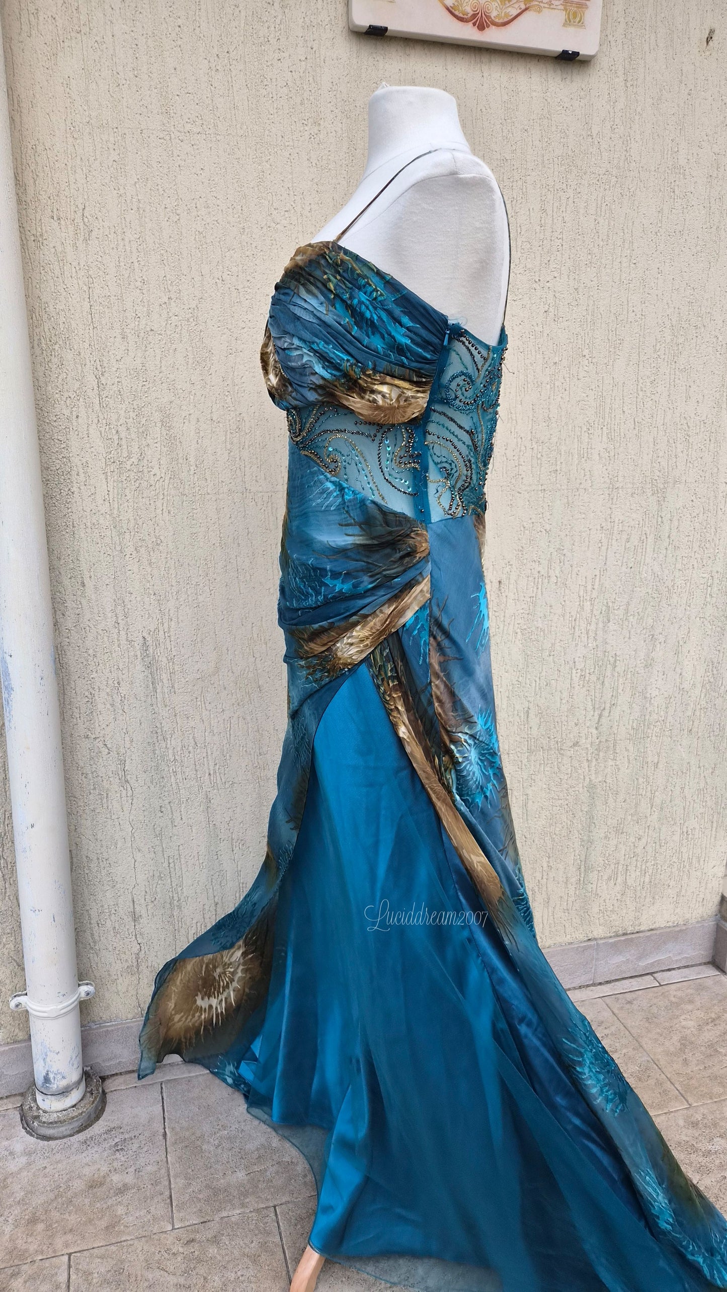 Robe de soirée bleue en soie brodée