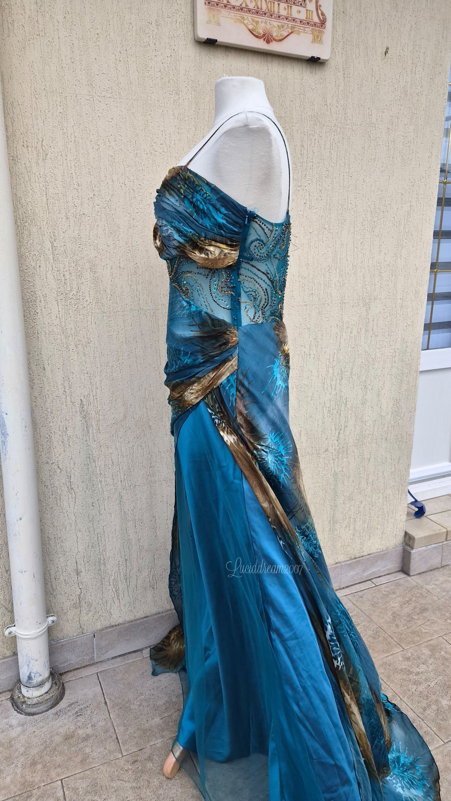 Robe de soirée bleue en soie brodée
