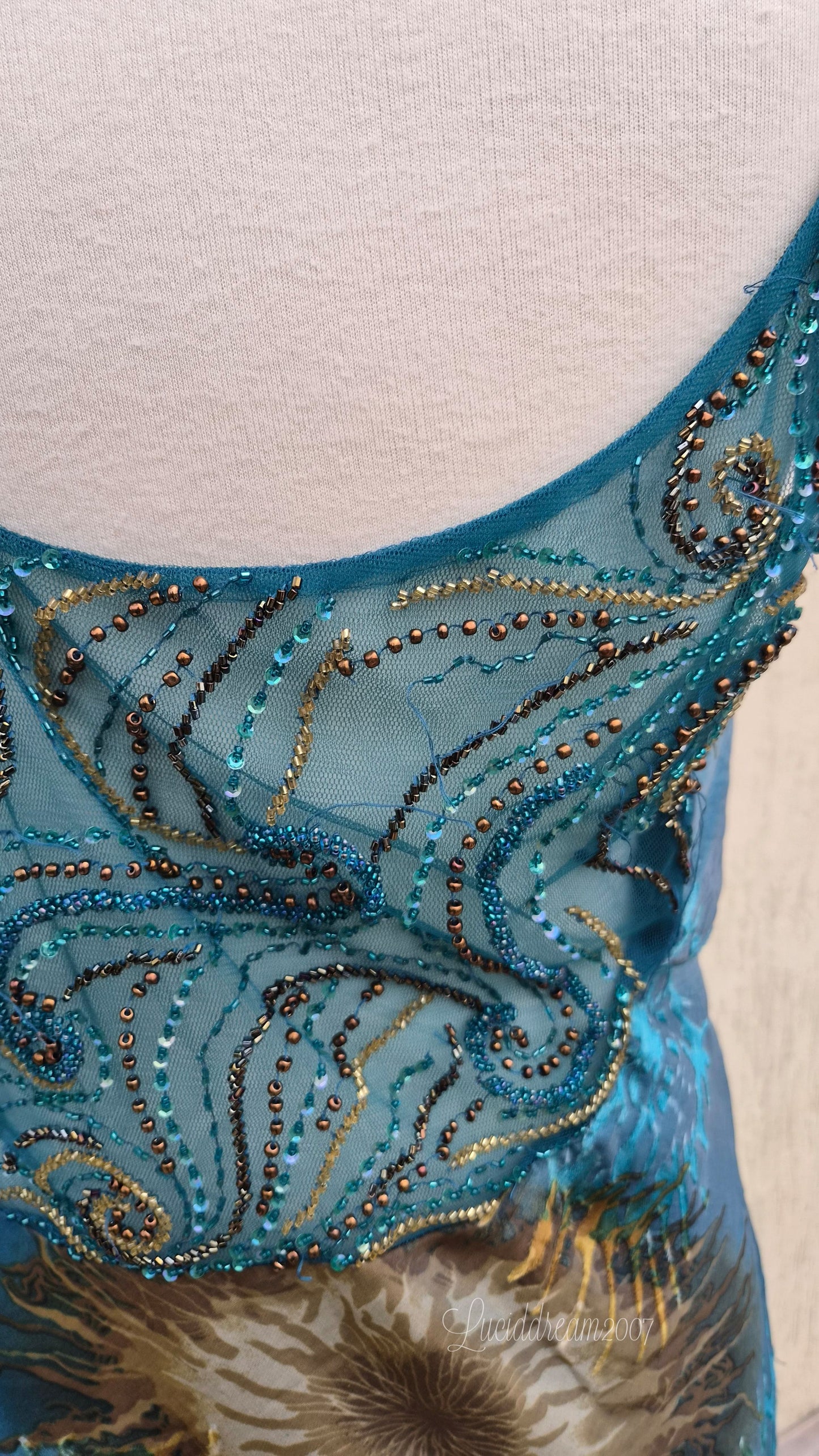 Robe de soirée bleue en soie brodée