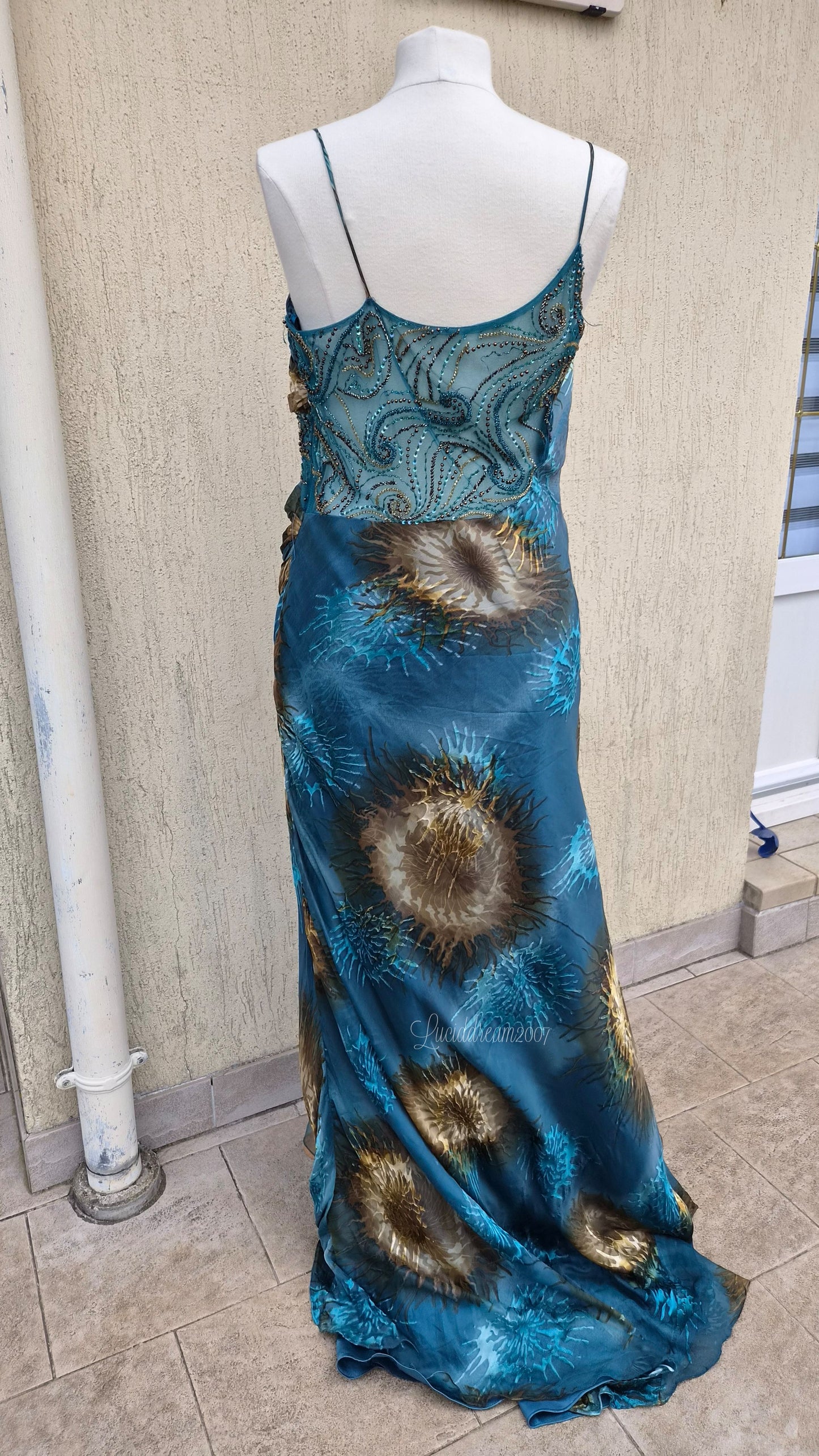 Robe de soirée bleue en soie brodée