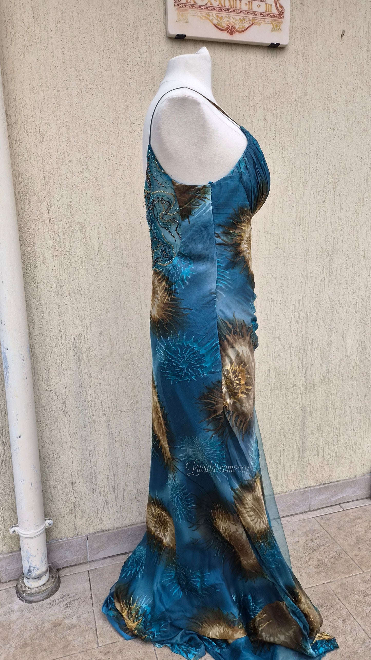 Robe de soirée bleue en soie brodée
