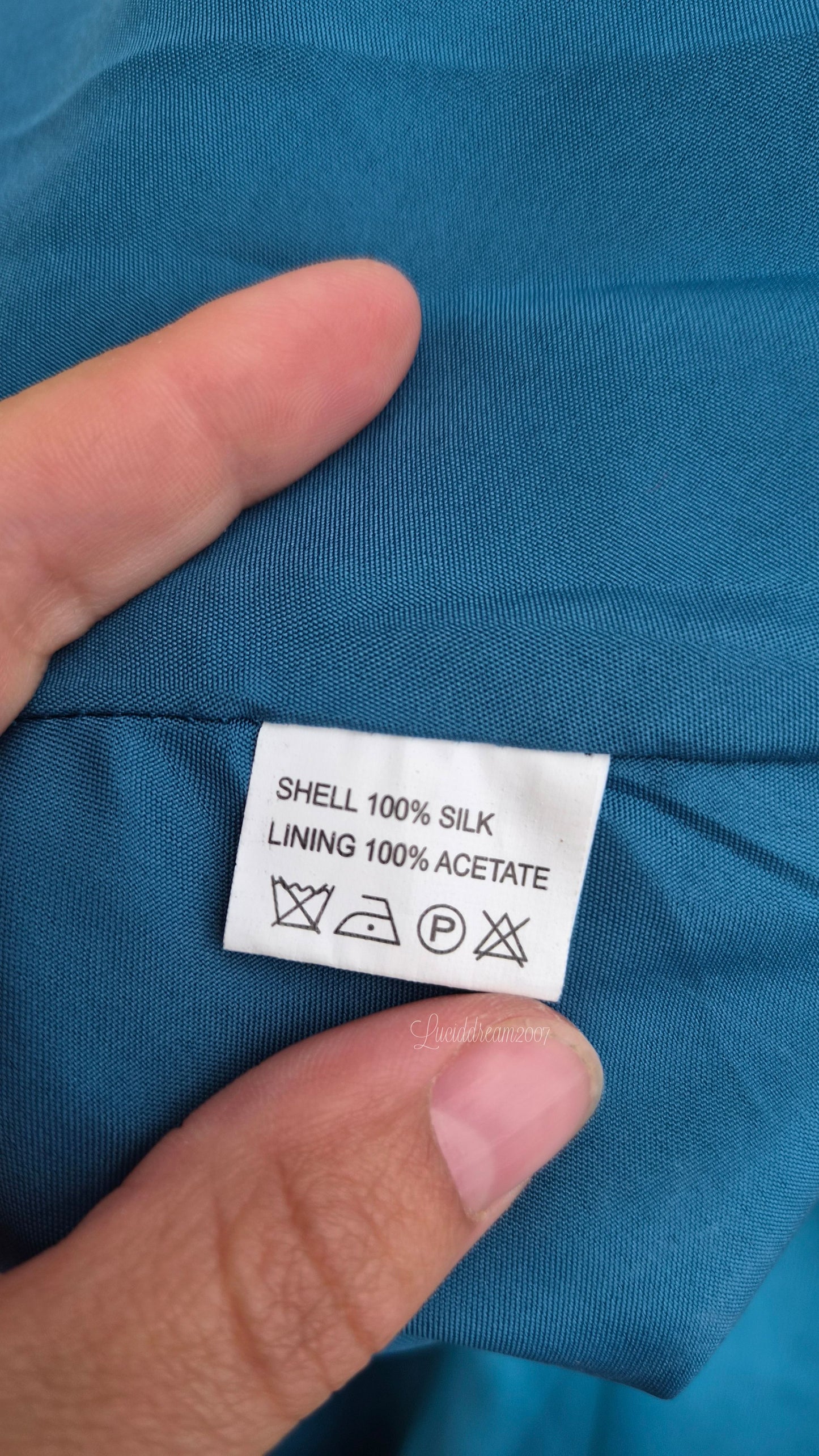 Robe de soirée bleue en soie brodée