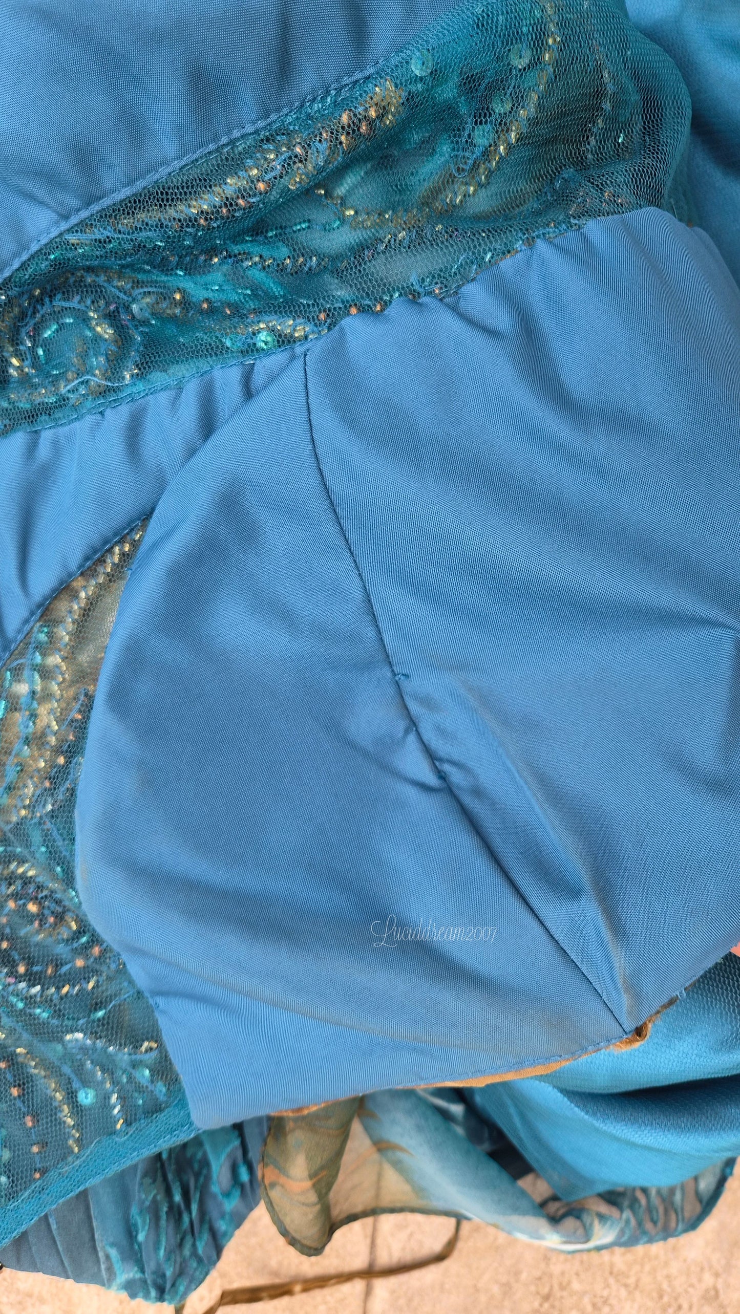 Robe de soirée bleue en soie brodée