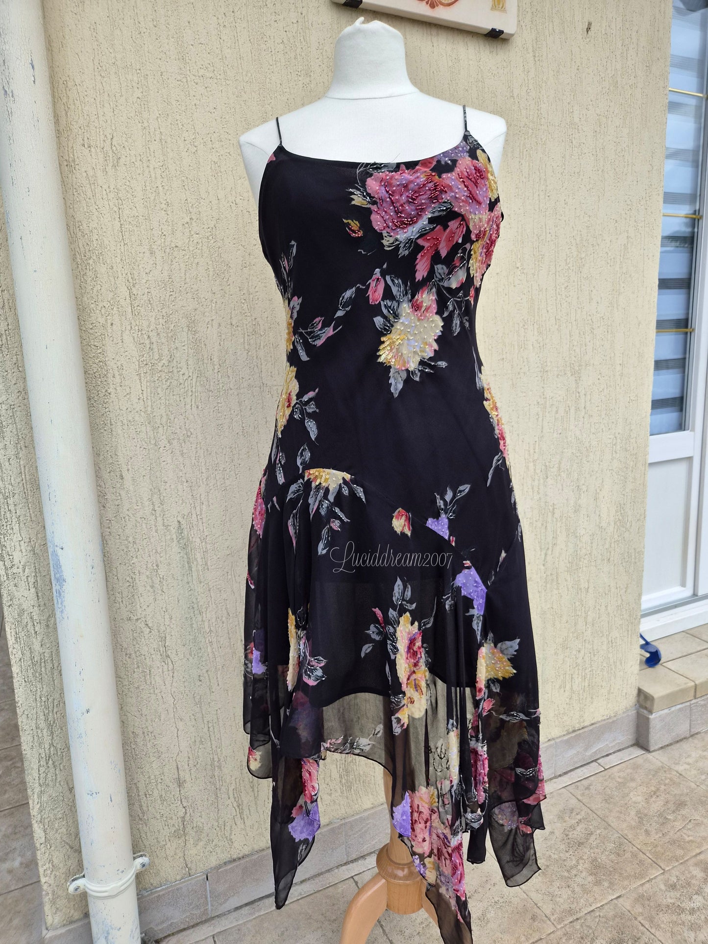 Robe noire en voile fleuri