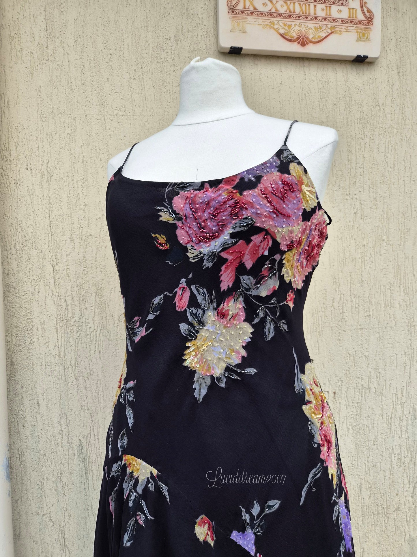 Robe noire en voile fleuri