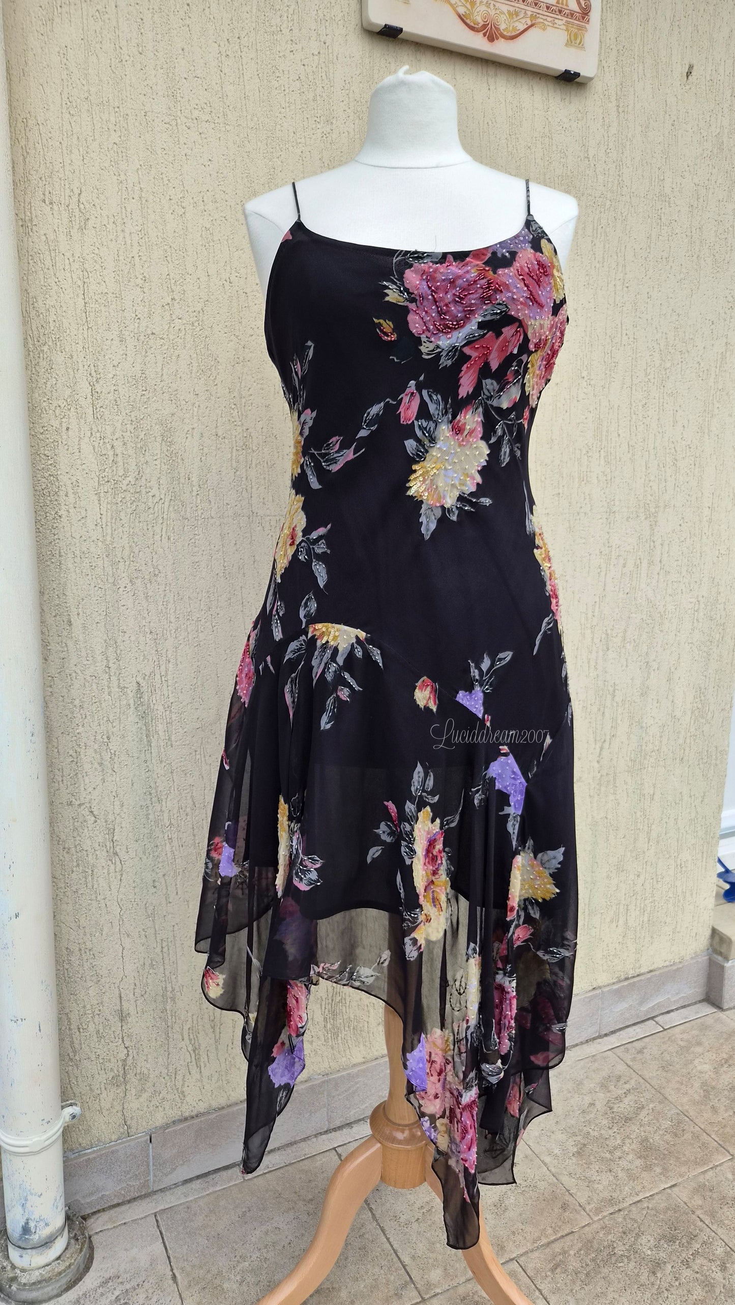 Robe noire en voile fleuri