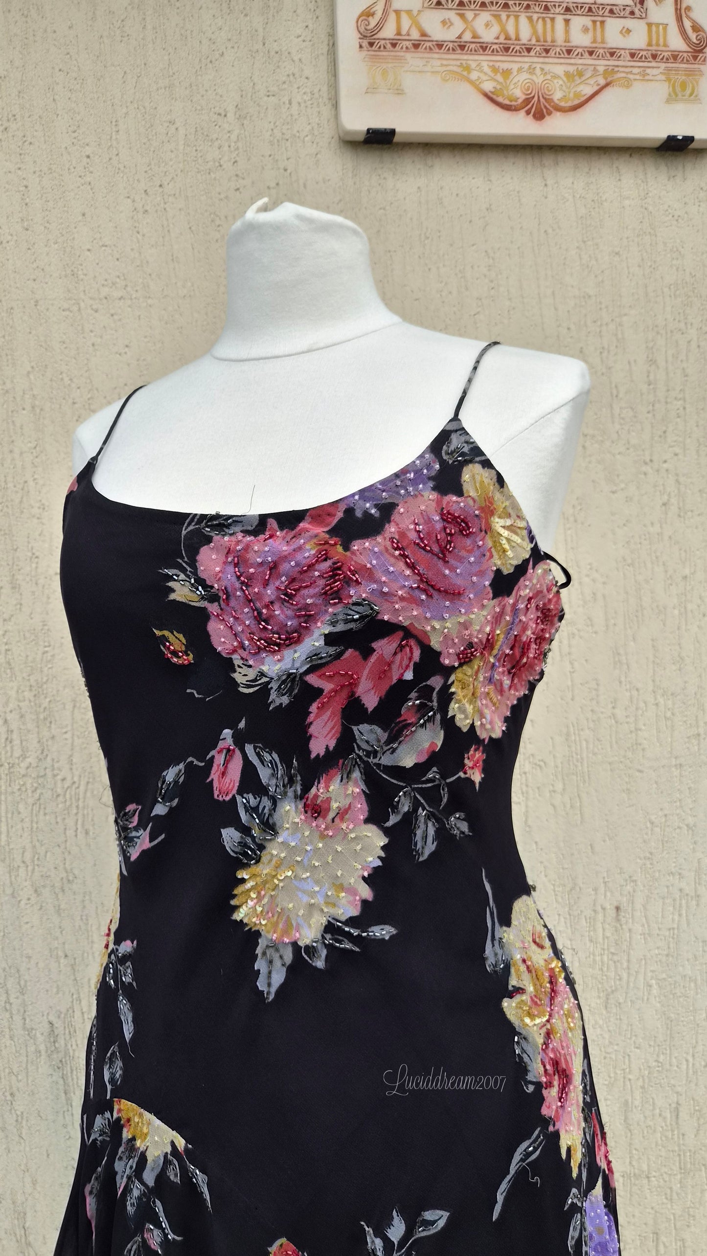 Robe noire en voile fleuri
