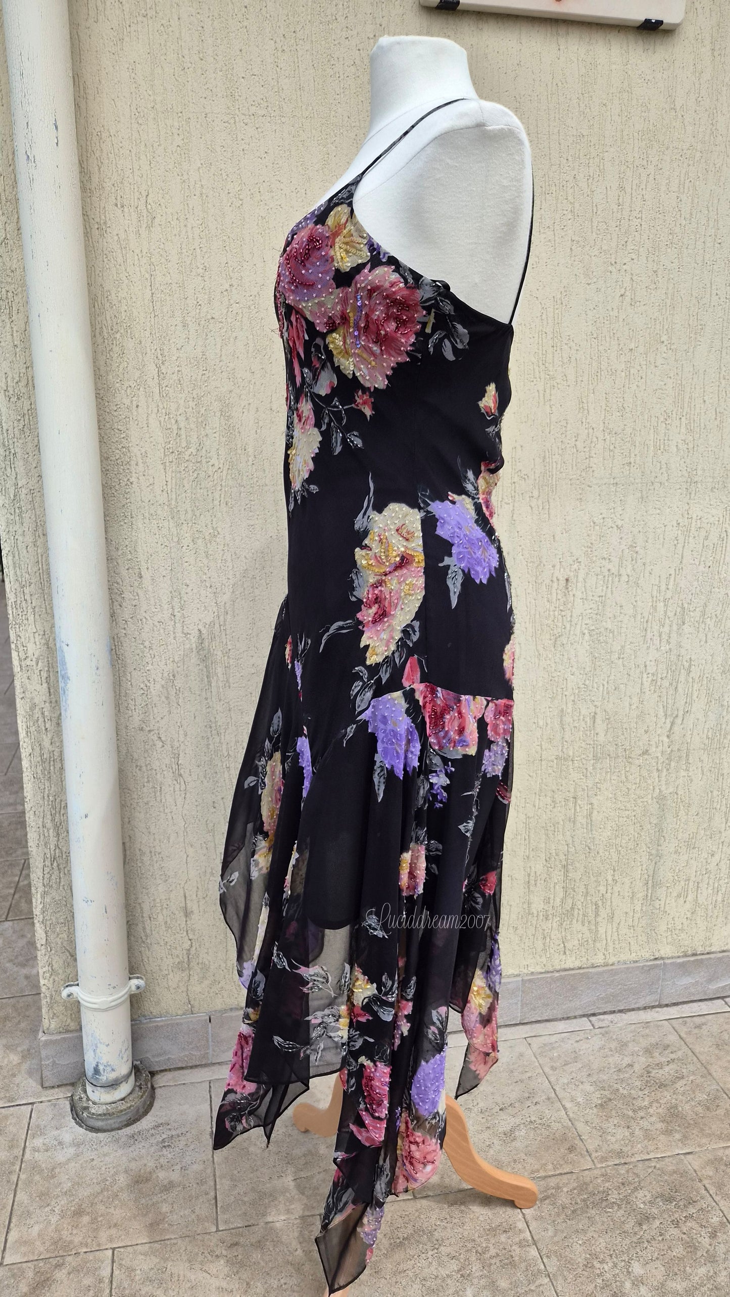 Robe noire en voile fleuri