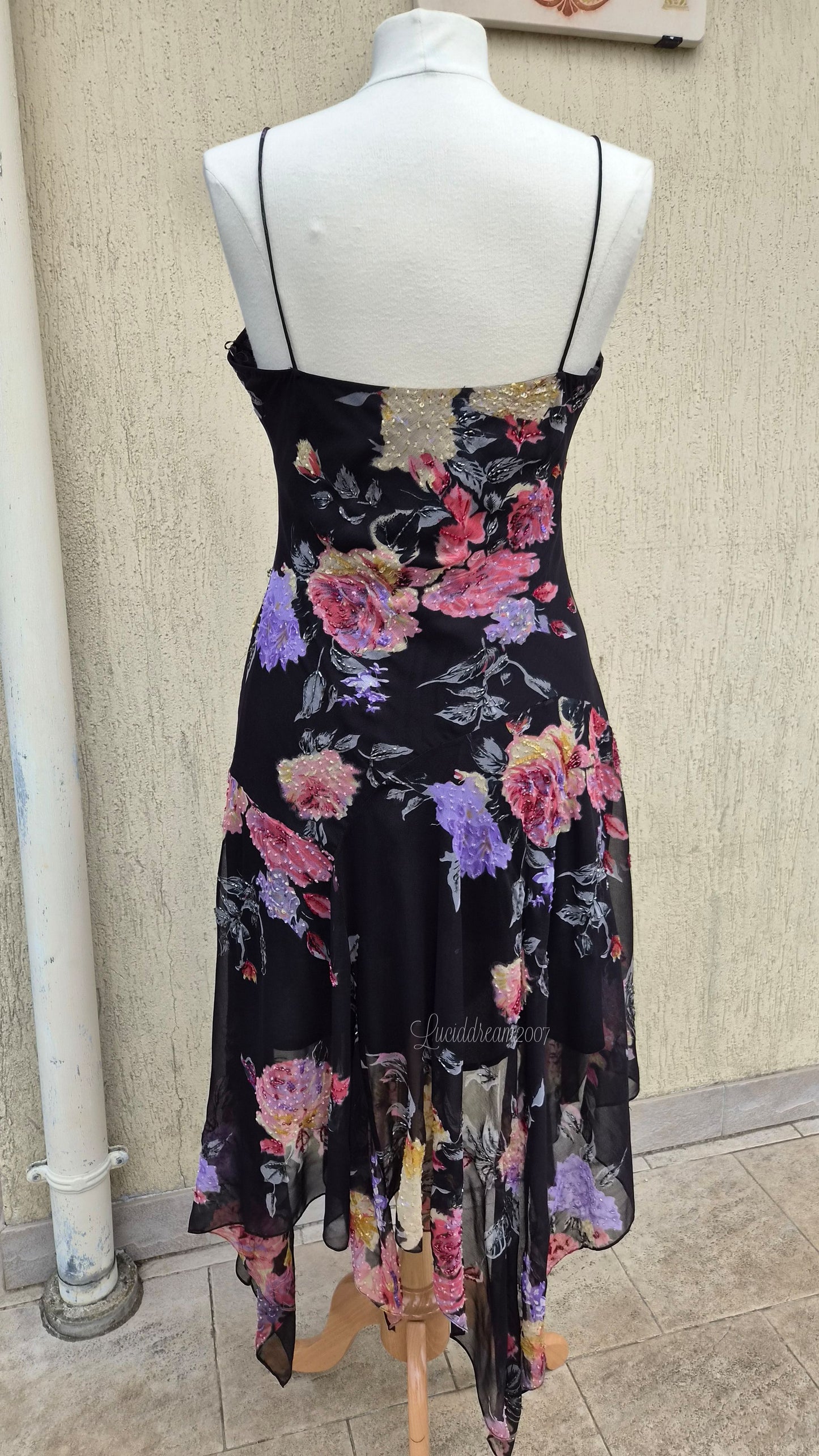 Robe noire en voile fleuri