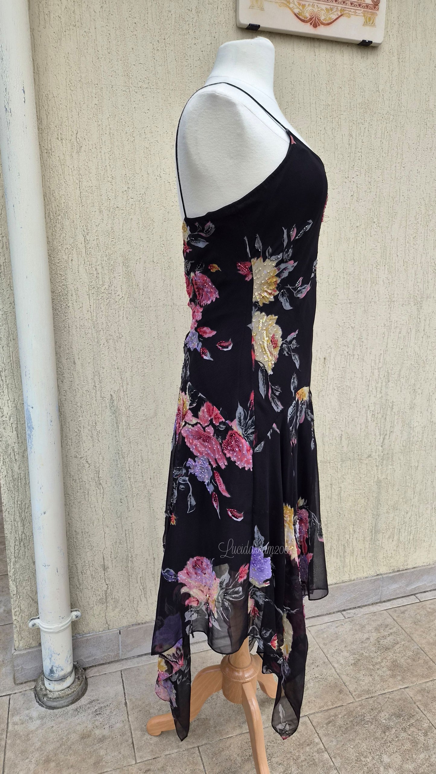 Robe noire en voile fleuri