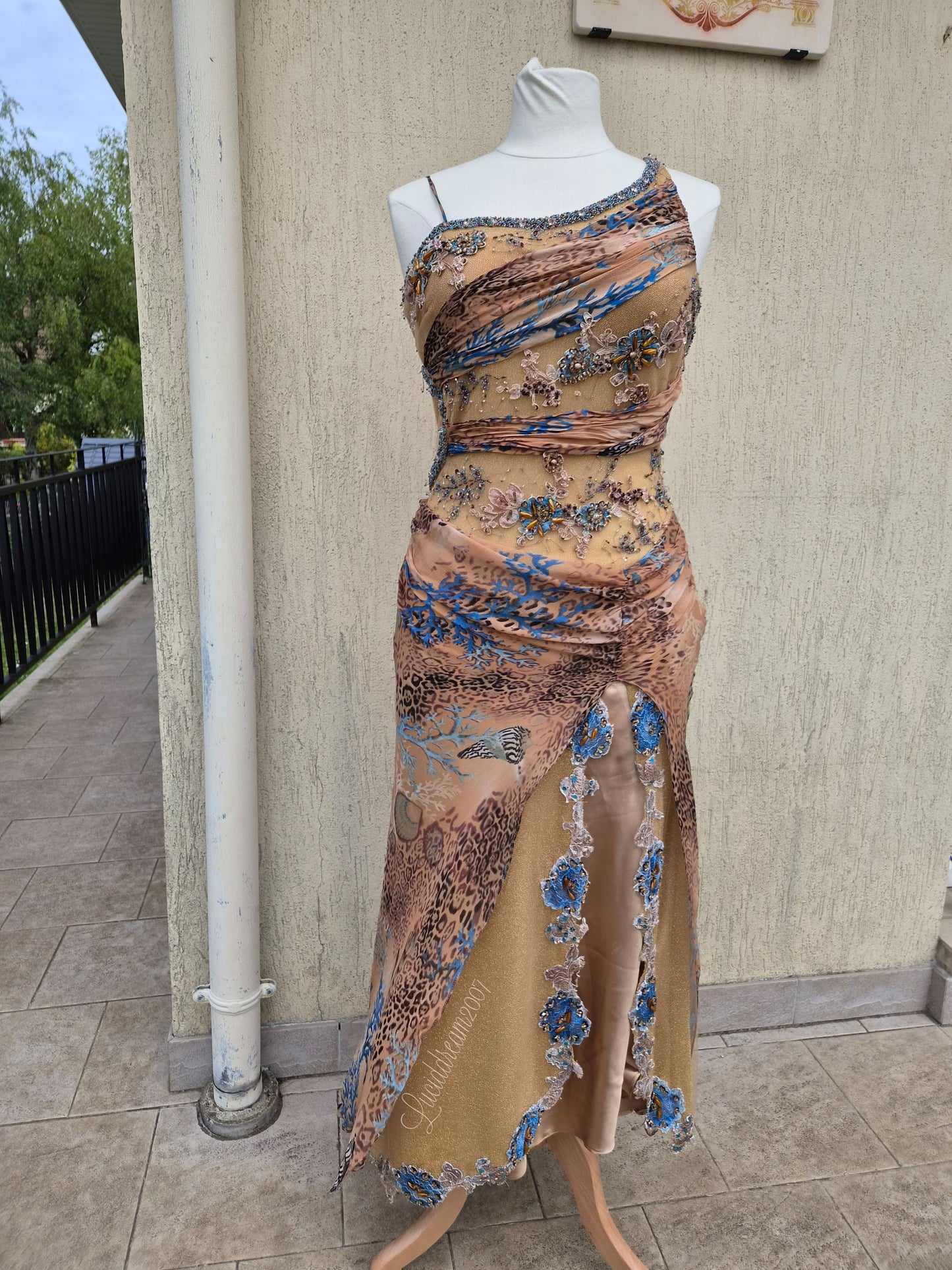 Robe en soie brodée tons beige orangés