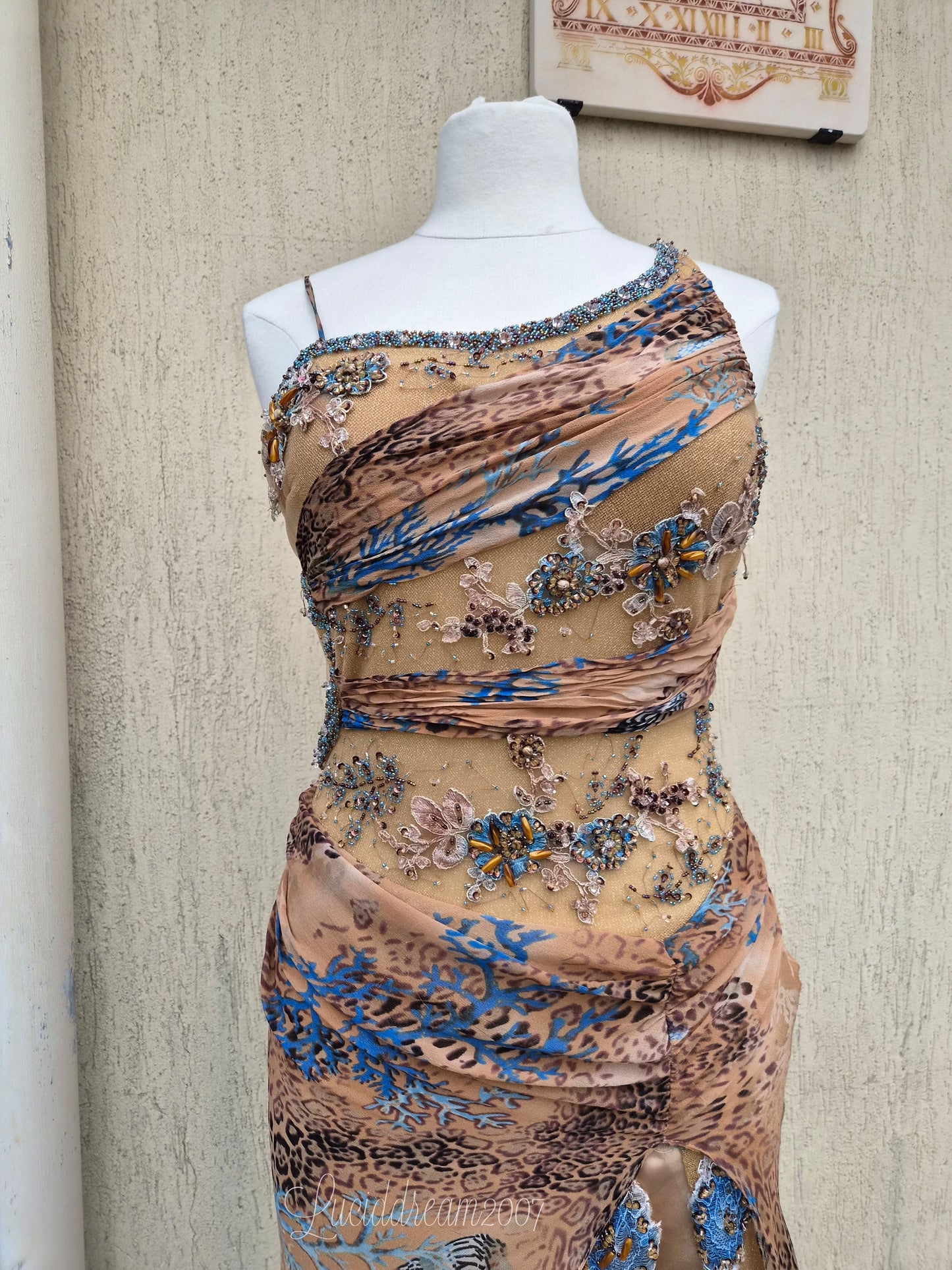 Robe en soie brodée tons beige orangés