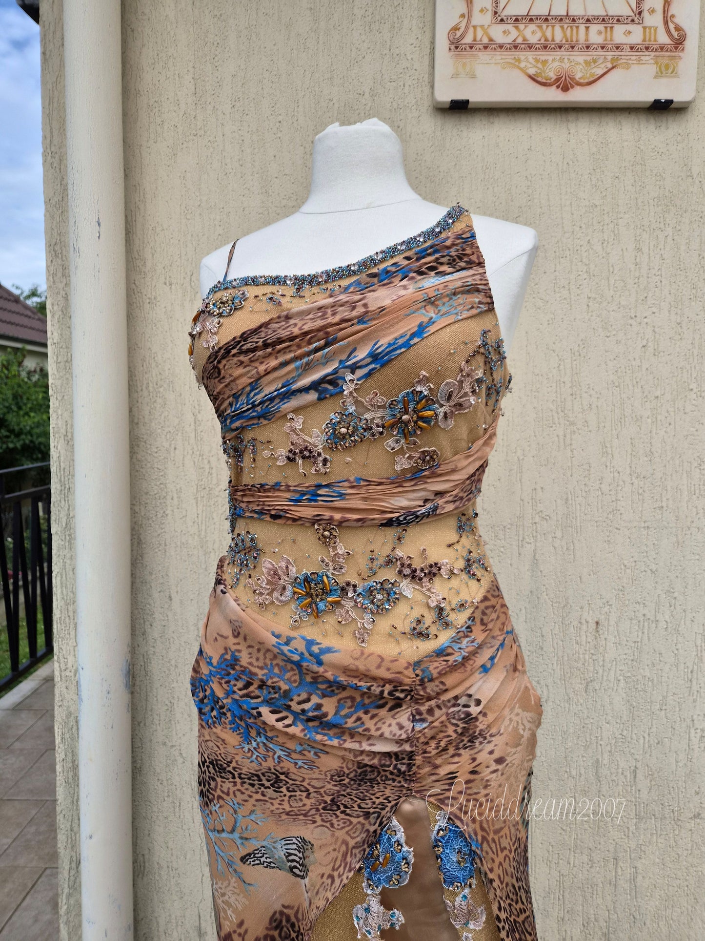 Robe en soie brodée tons beige orangés