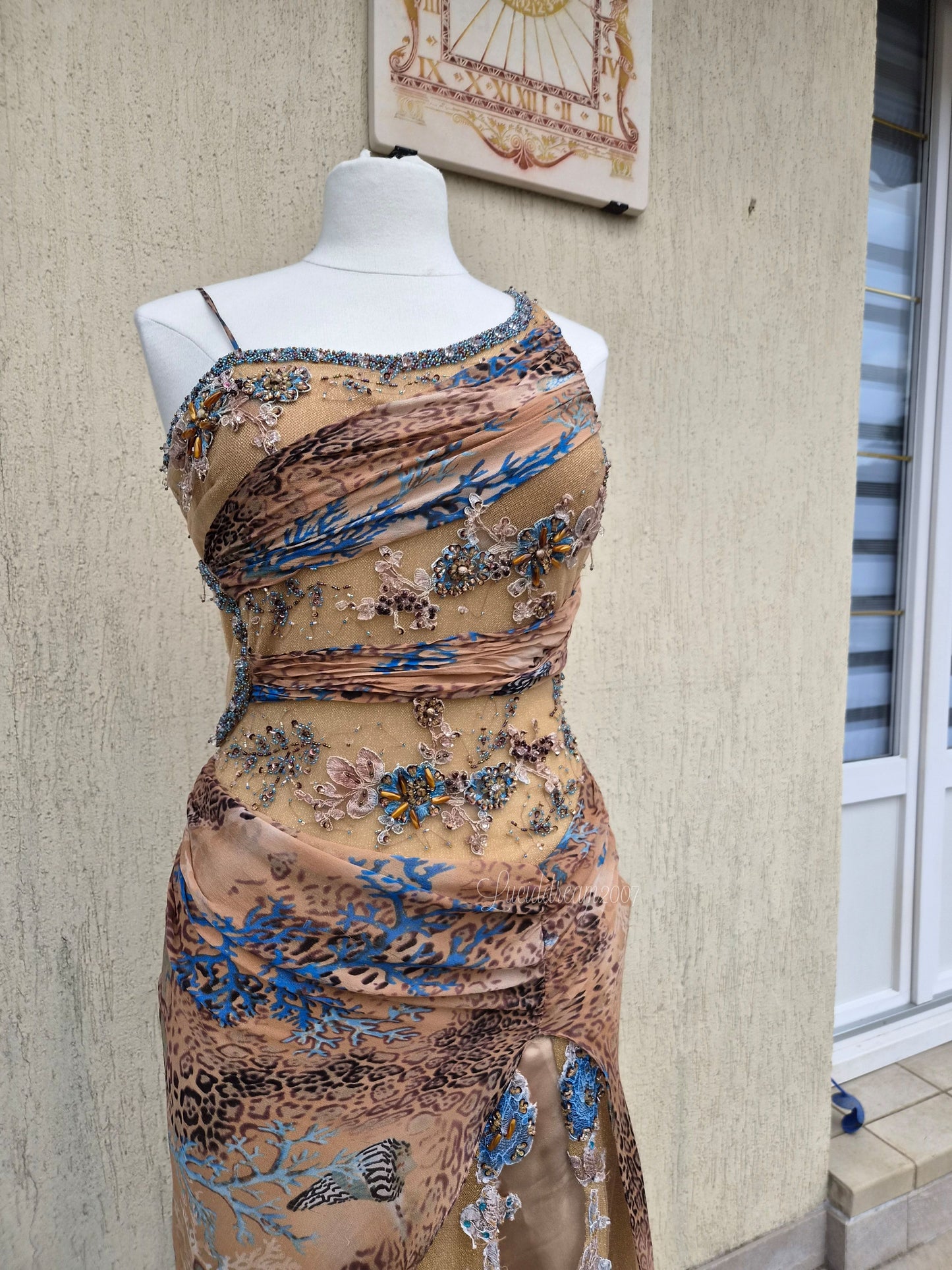 Robe en soie brodée tons beige orangés