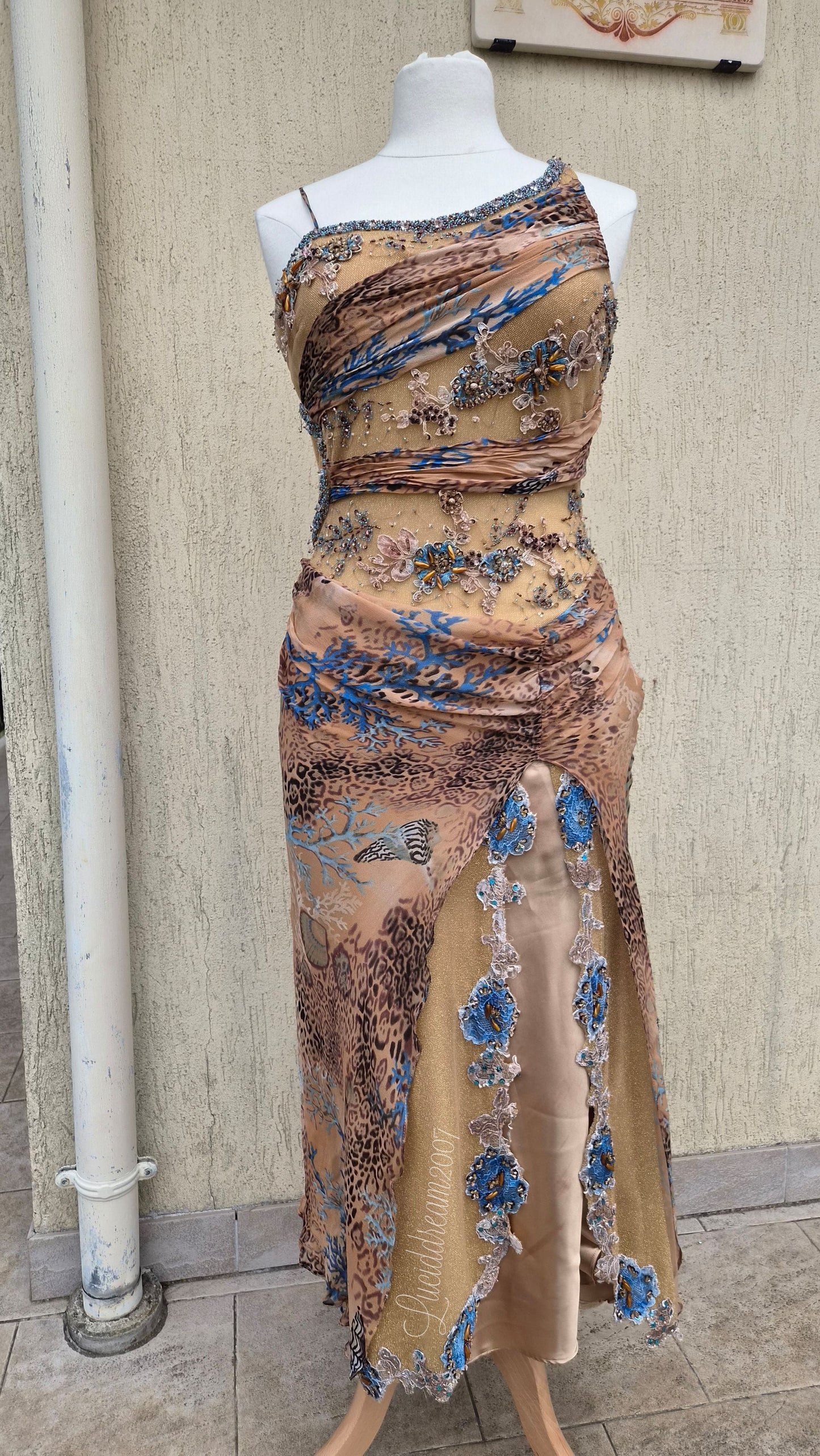 Robe en soie brodée tons beige orangés
