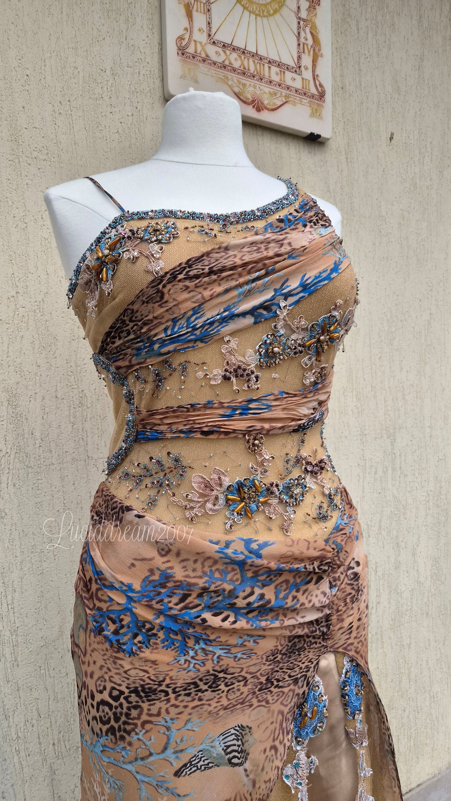 Robe en soie brodée tons beige orangés