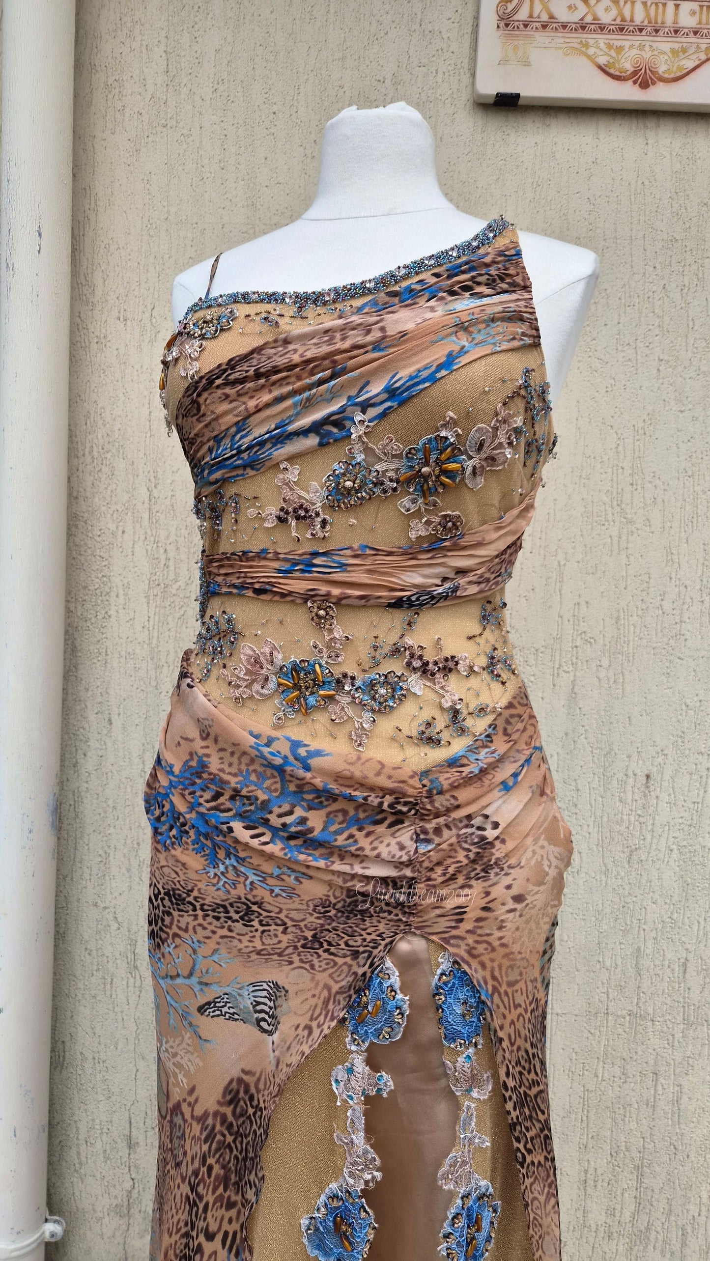 Robe en soie brodée tons beige orangés