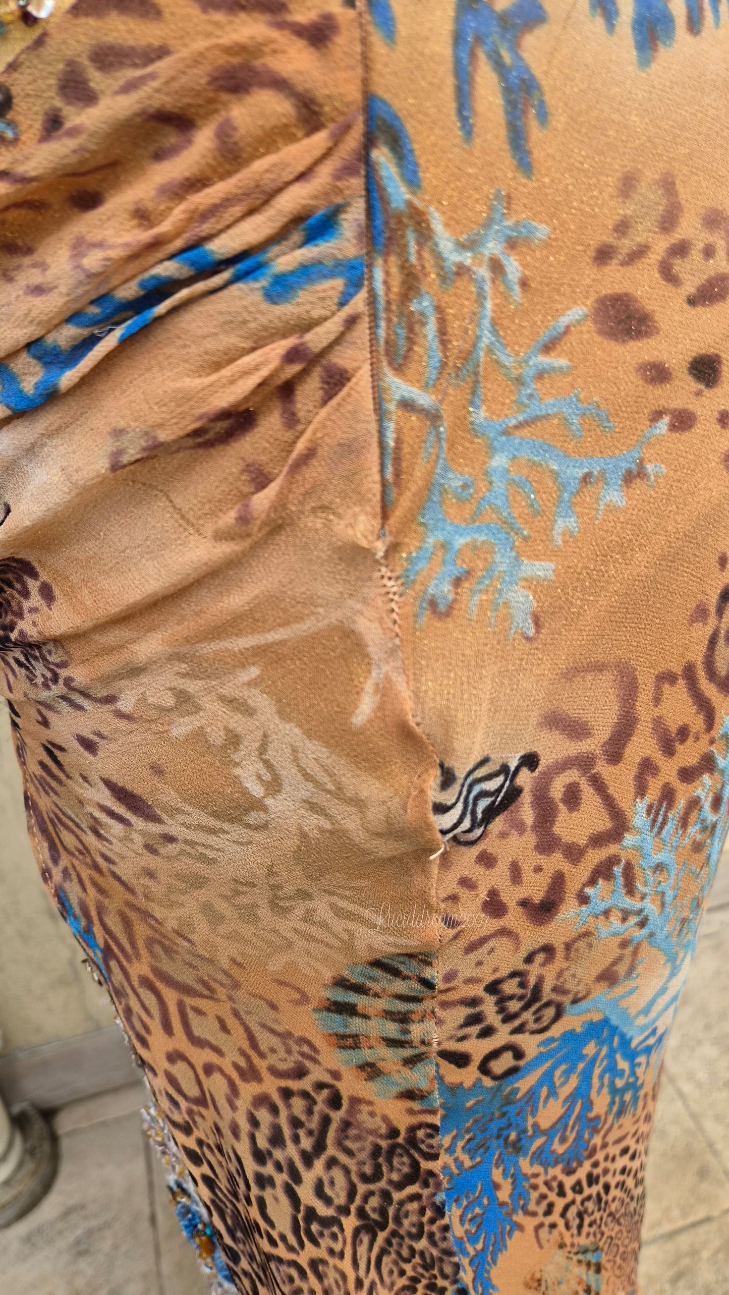 Robe en soie brodée tons beige orangés