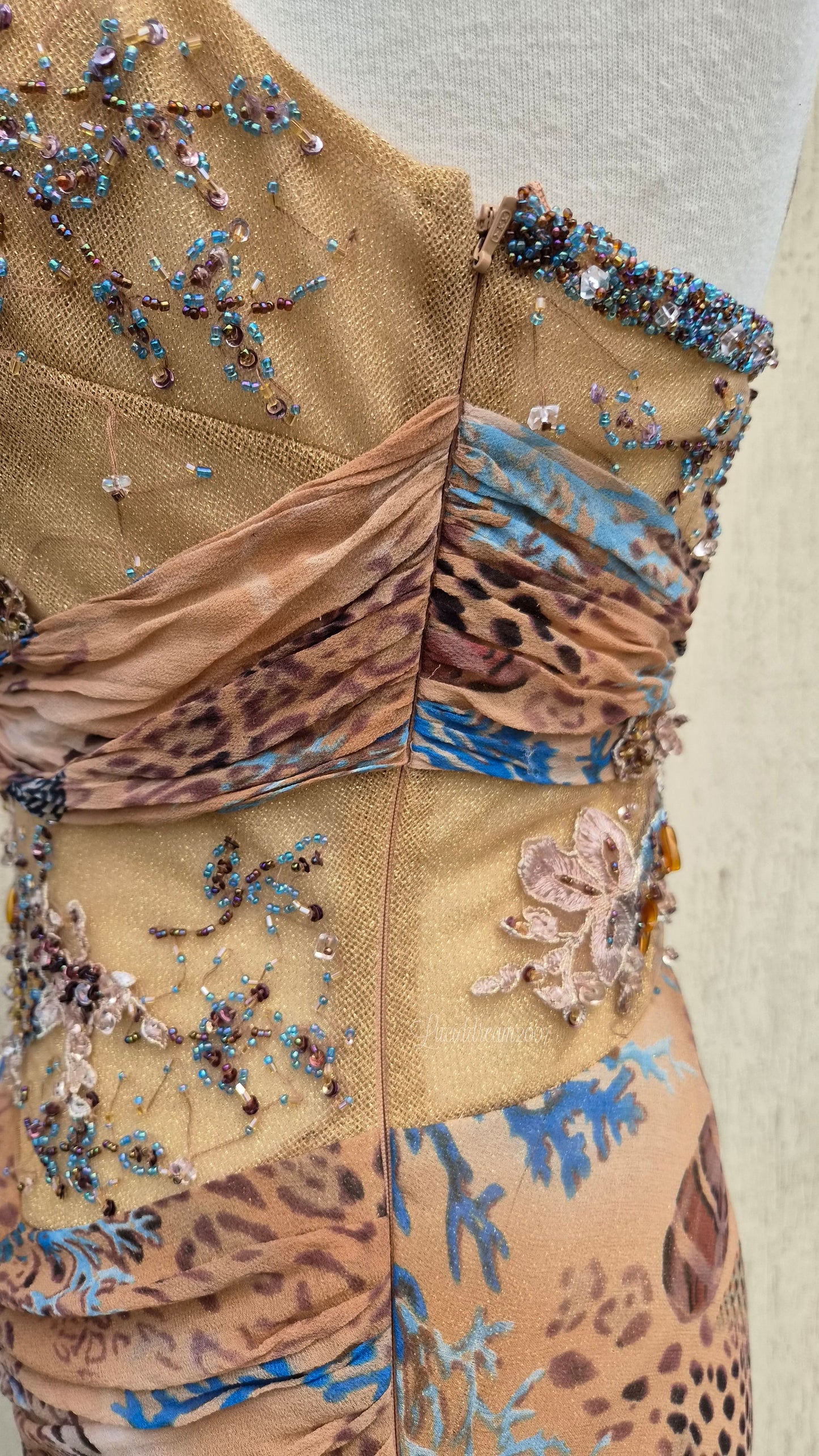 Robe en soie brodée tons beige orangés