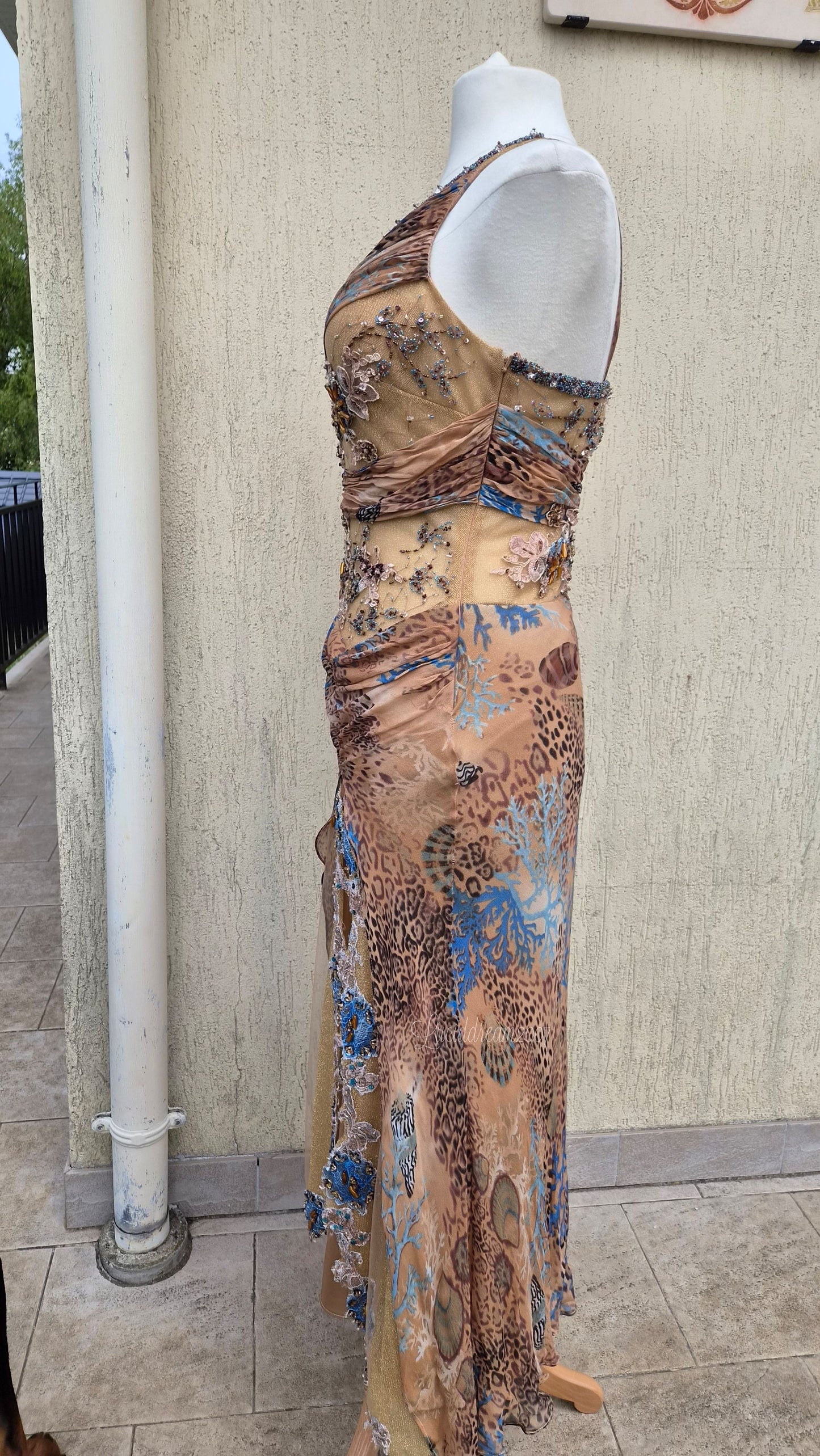 Robe en soie brodée tons beige orangés