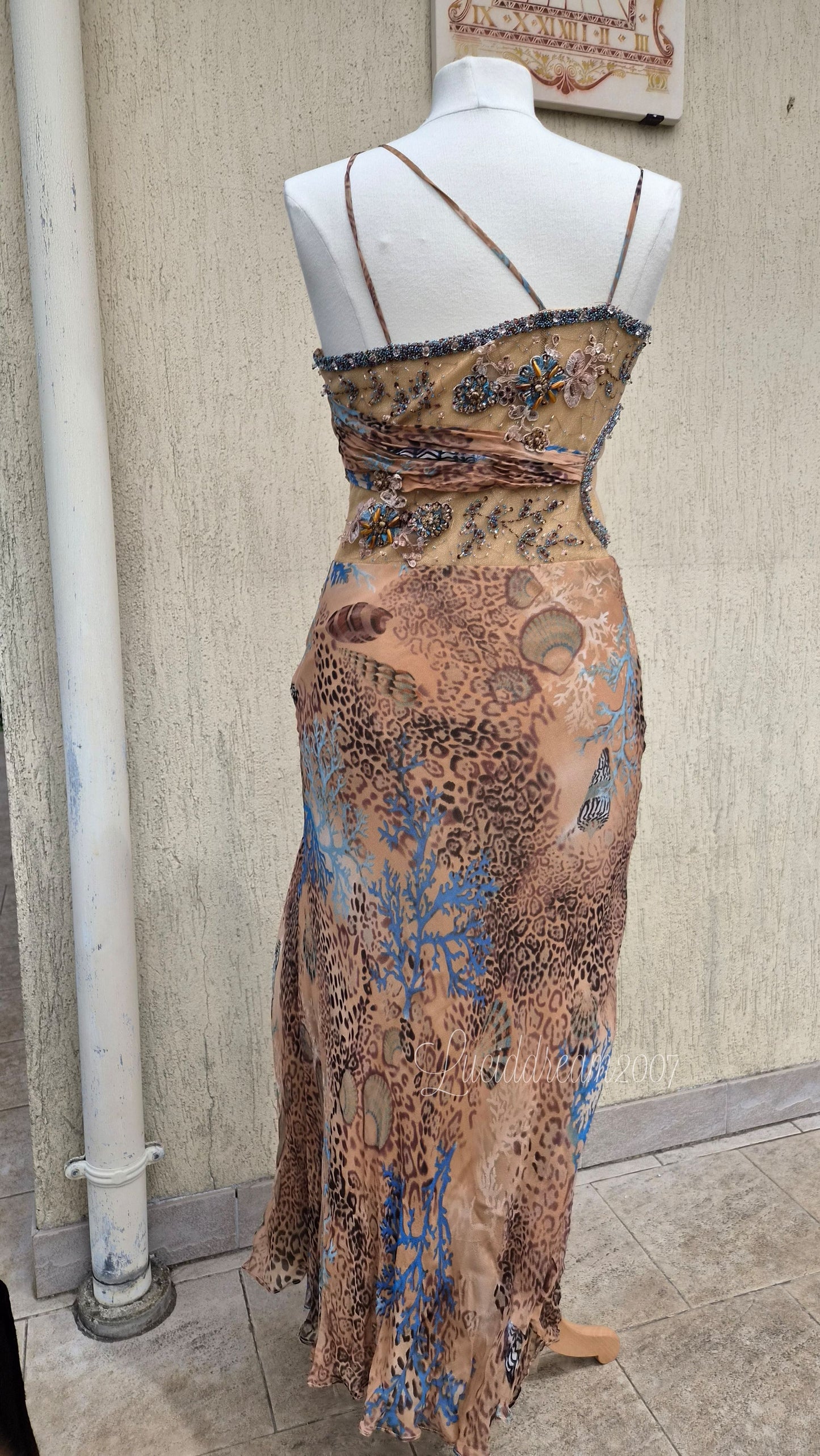 Robe en soie brodée tons beige orangés