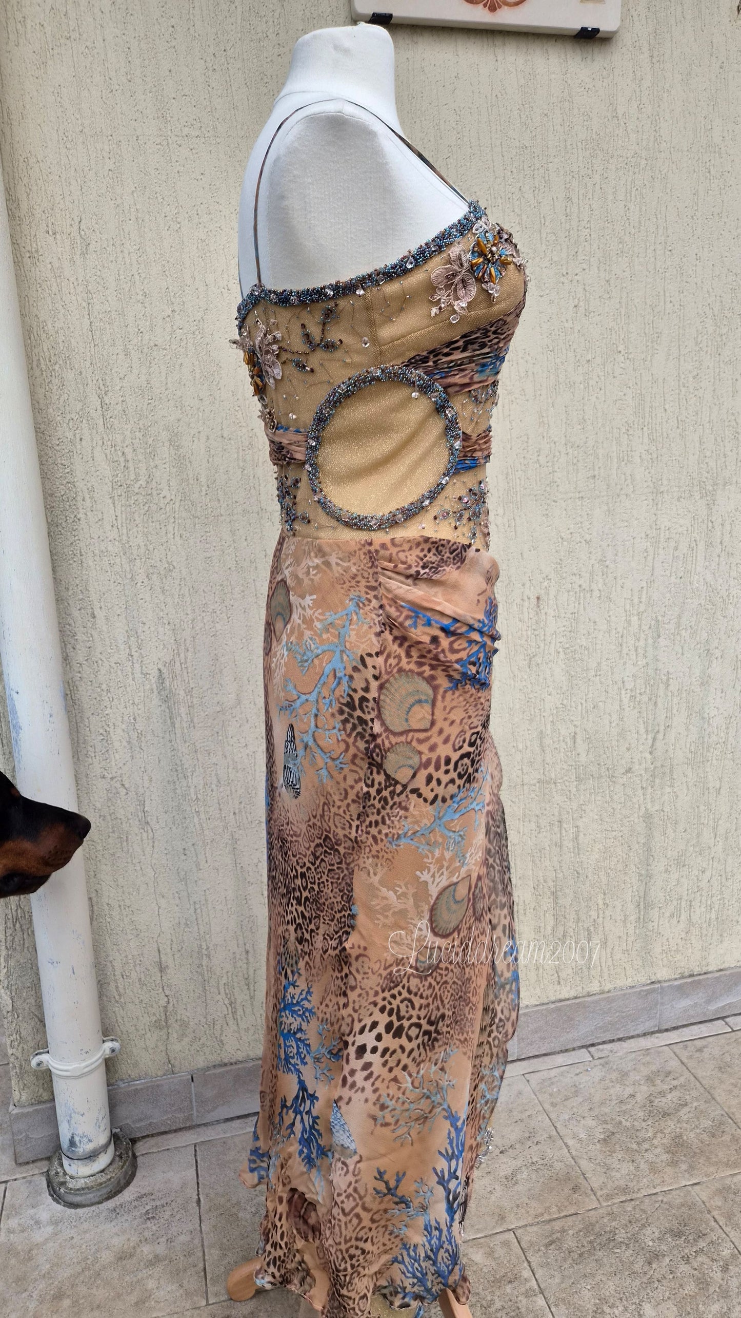 Robe en soie brodée tons beige orangés