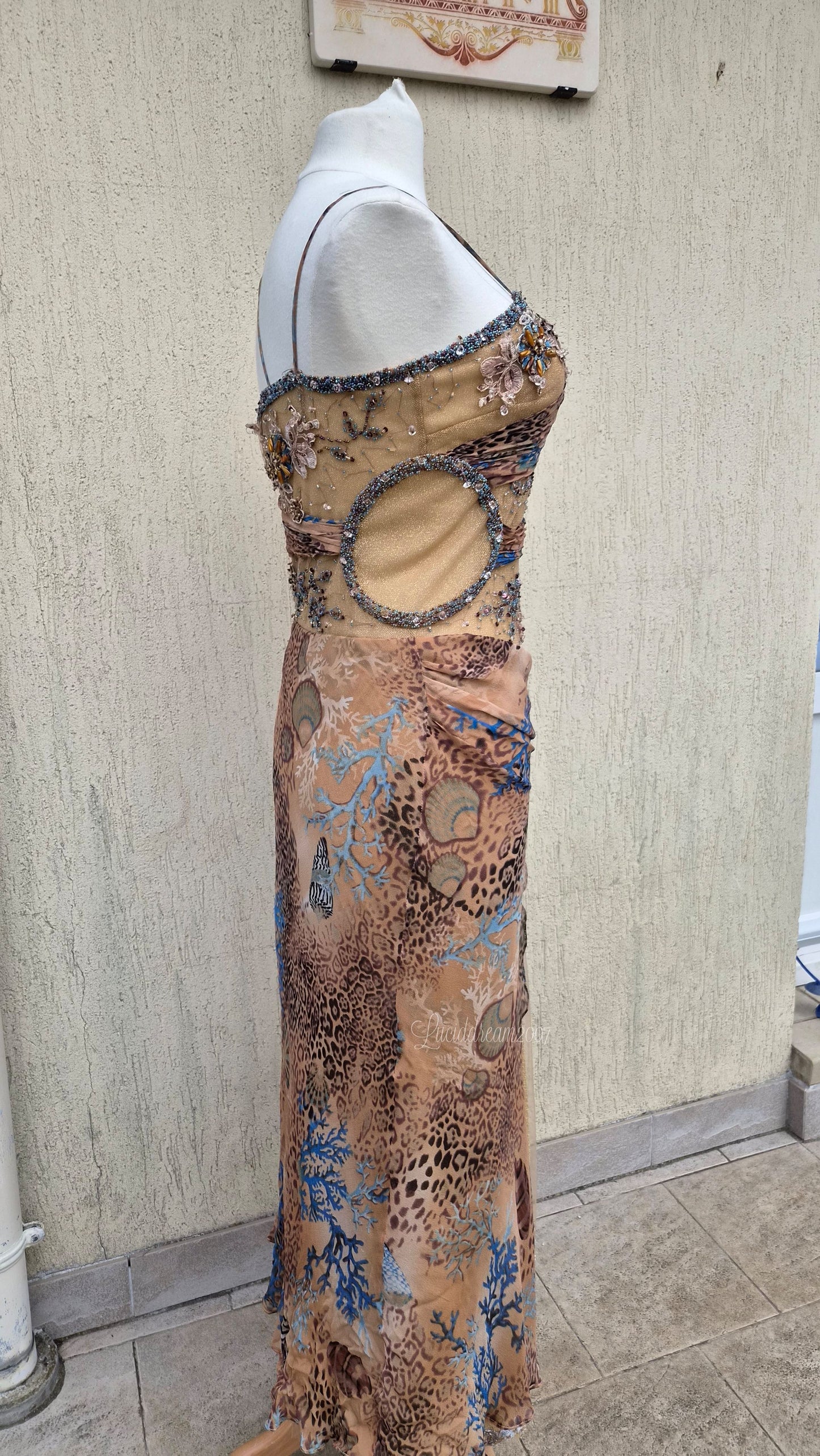Robe en soie brodée tons beige orangés