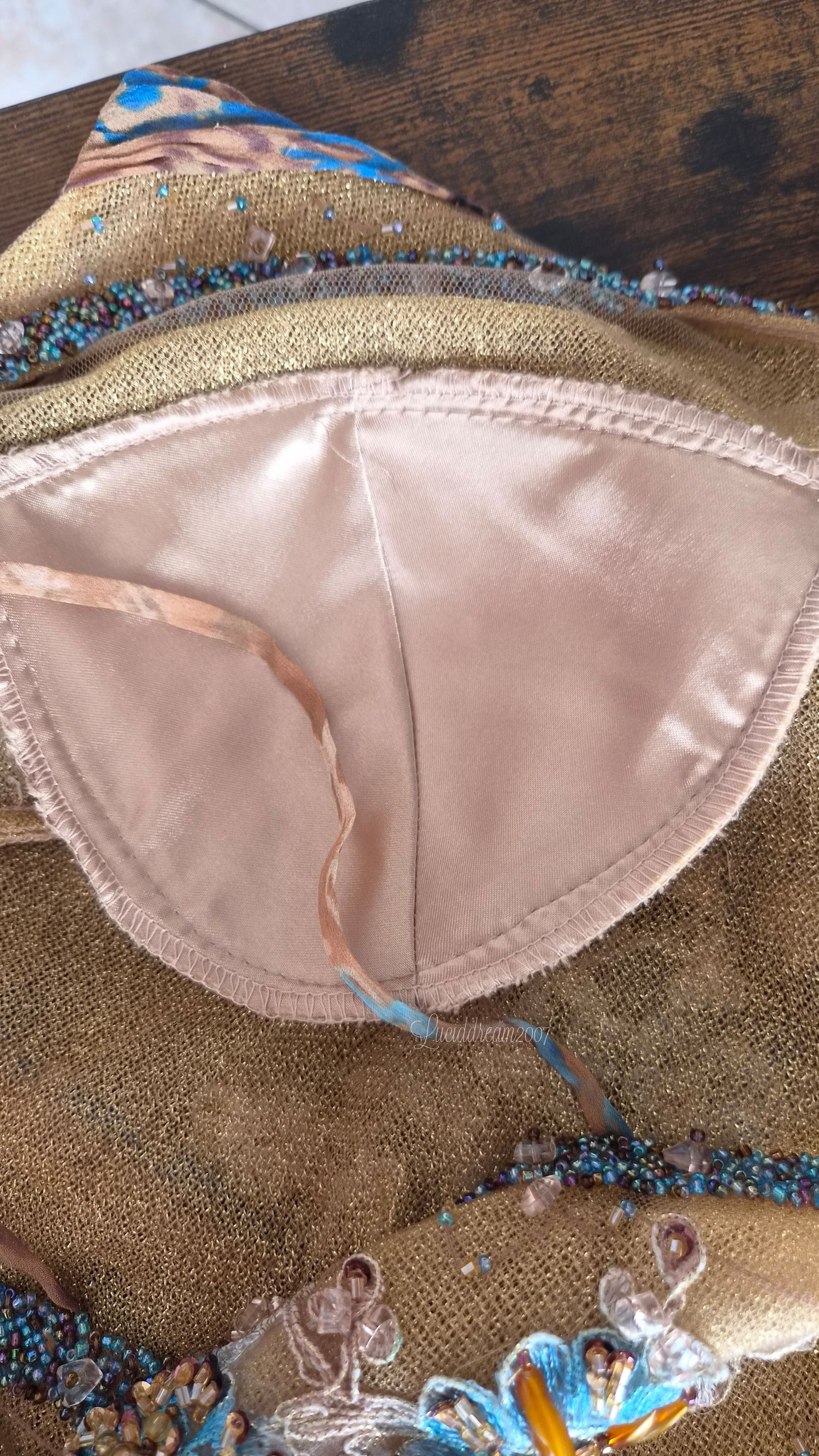 Robe en soie brodée tons beige orangés