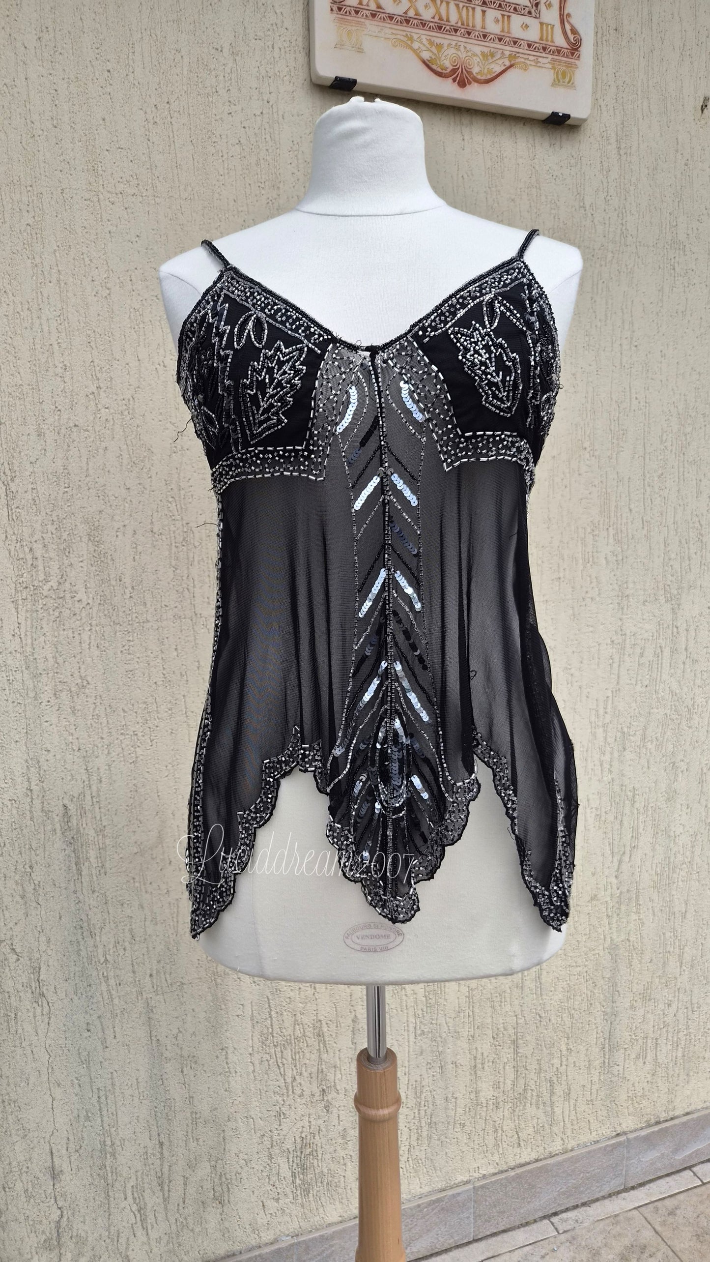 Haut noir asymétrique en voile brodé