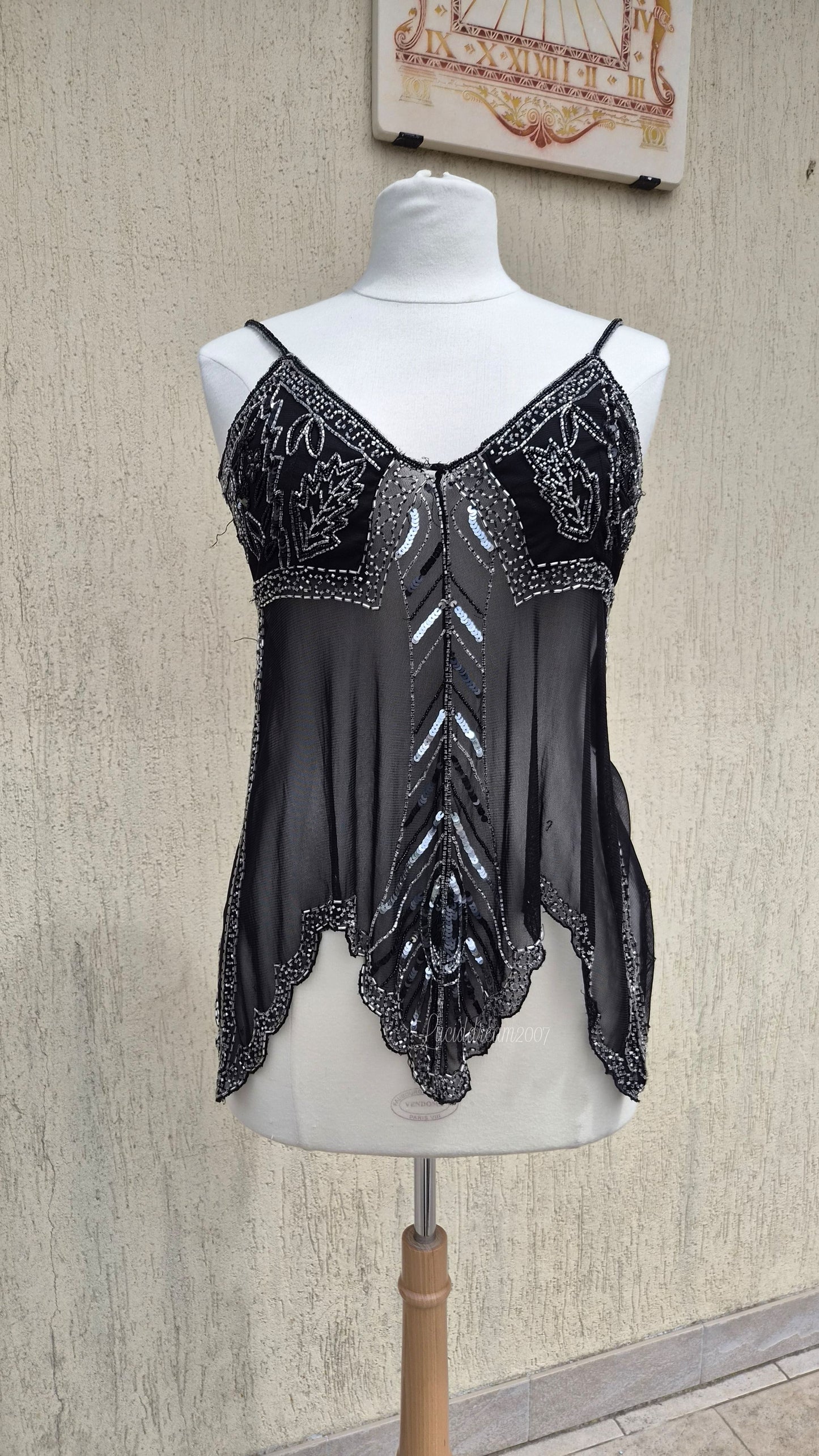 Haut noir asymétrique en voile brodé