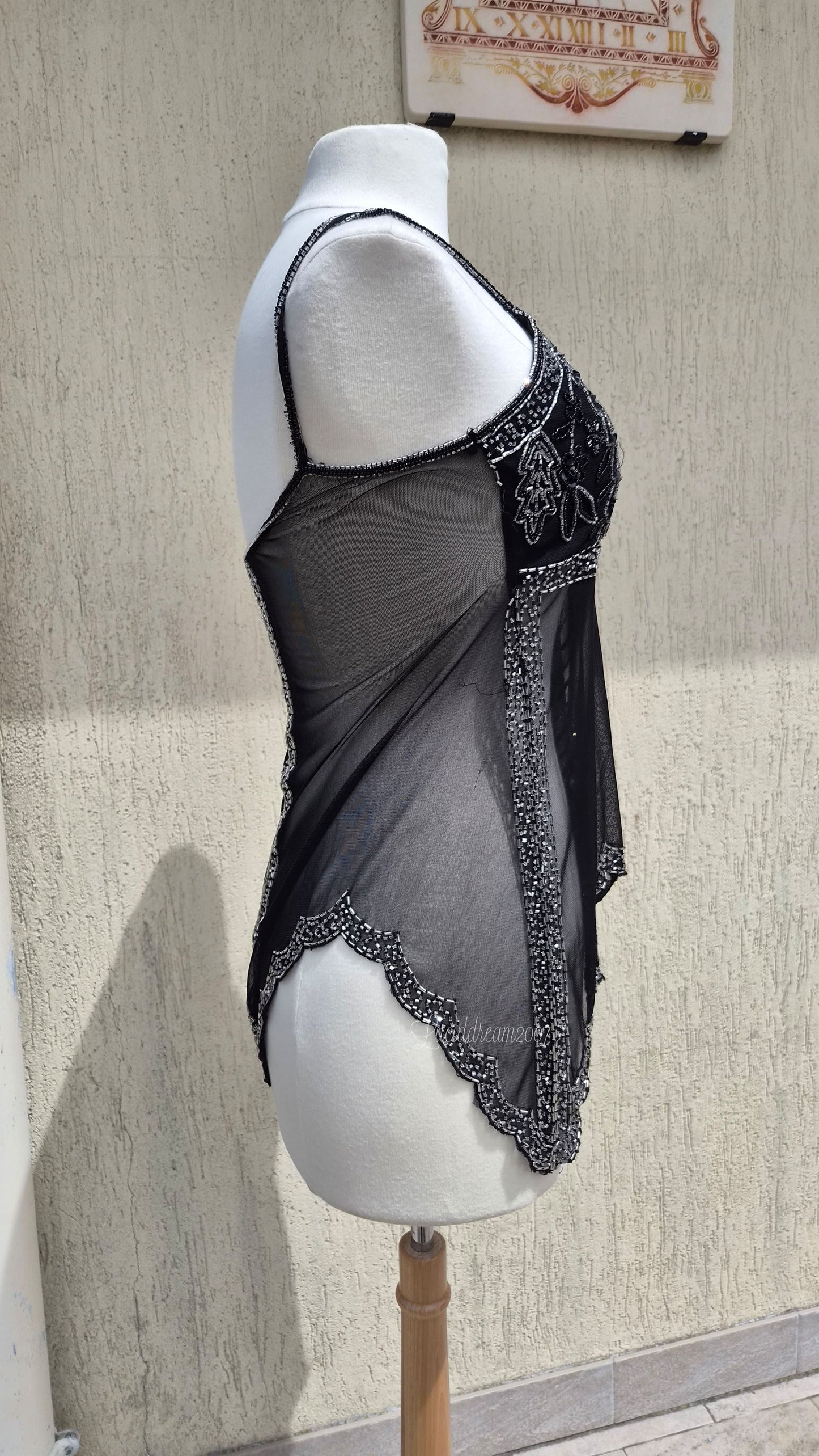 Haut noir asymétrique en voile brodé
