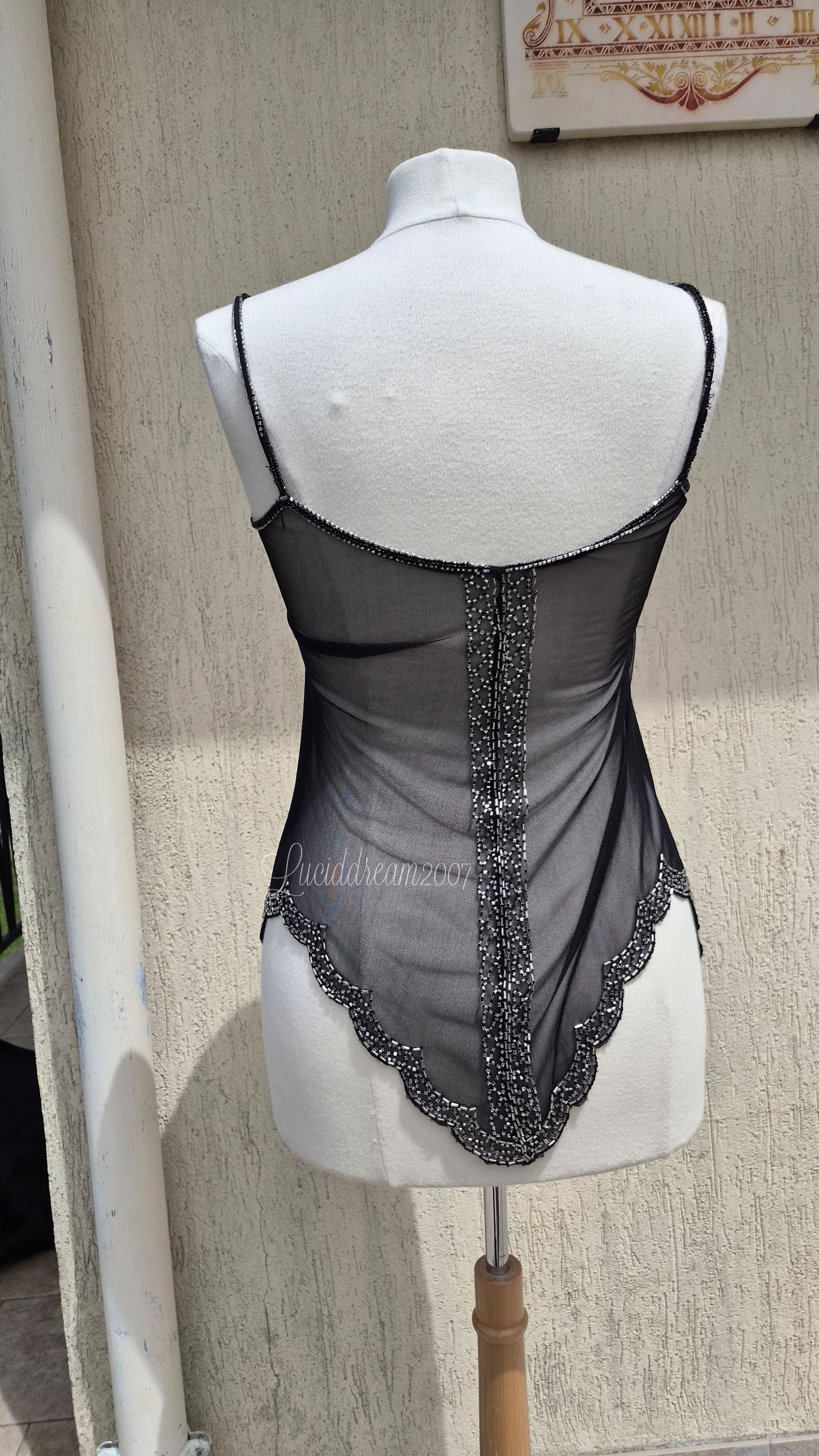 Haut noir asymétrique en voile brodé