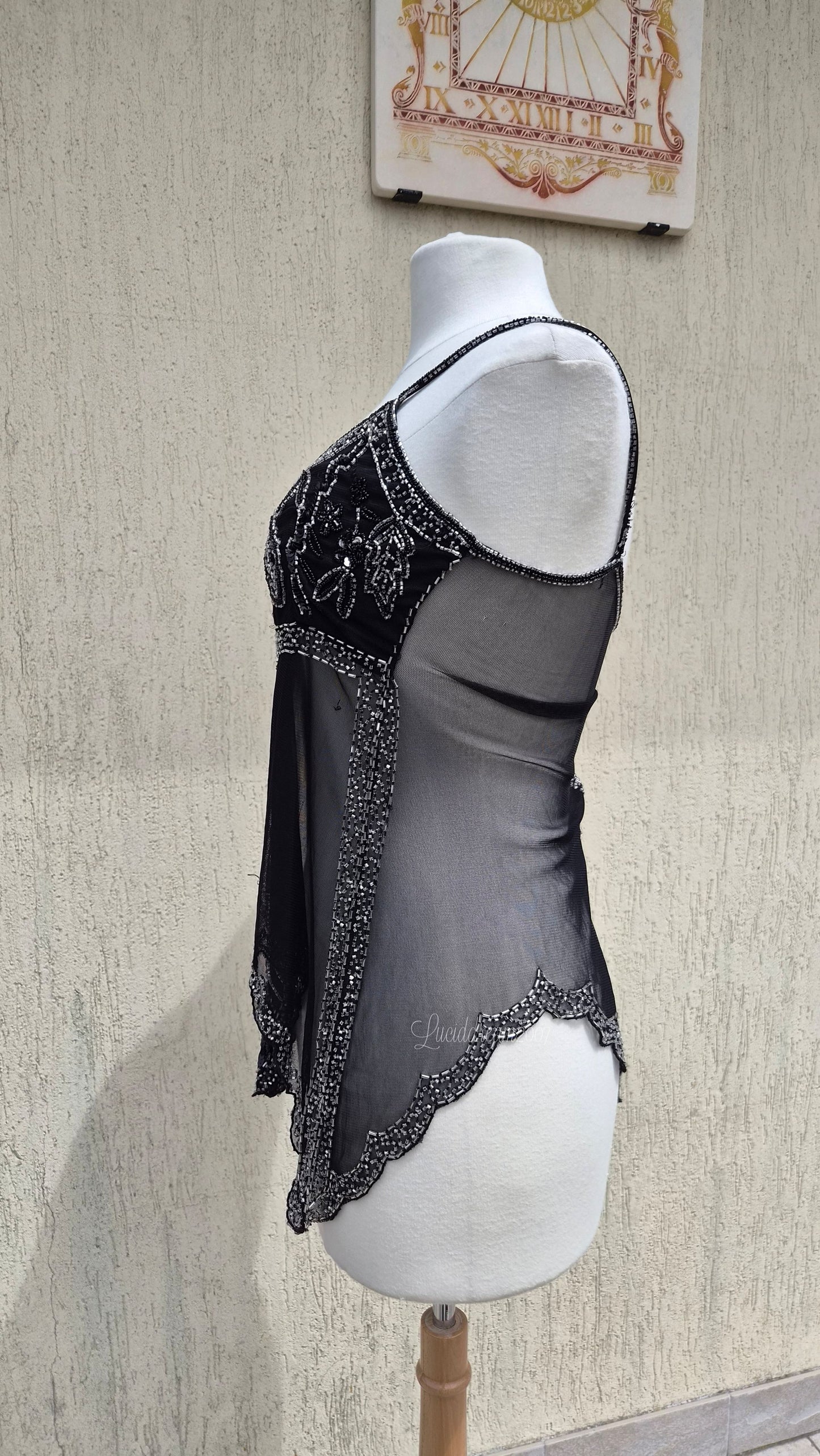 Haut noir asymétrique en voile brodé