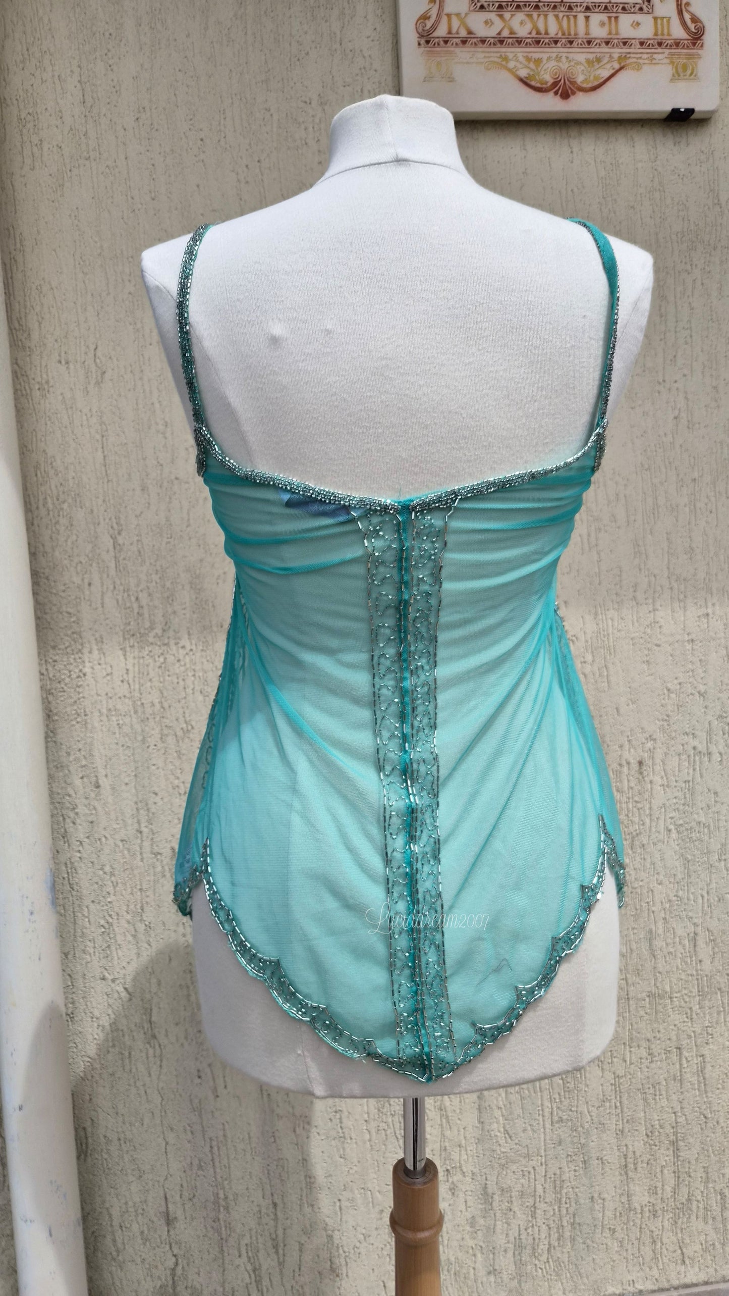 Haut en voile brodé